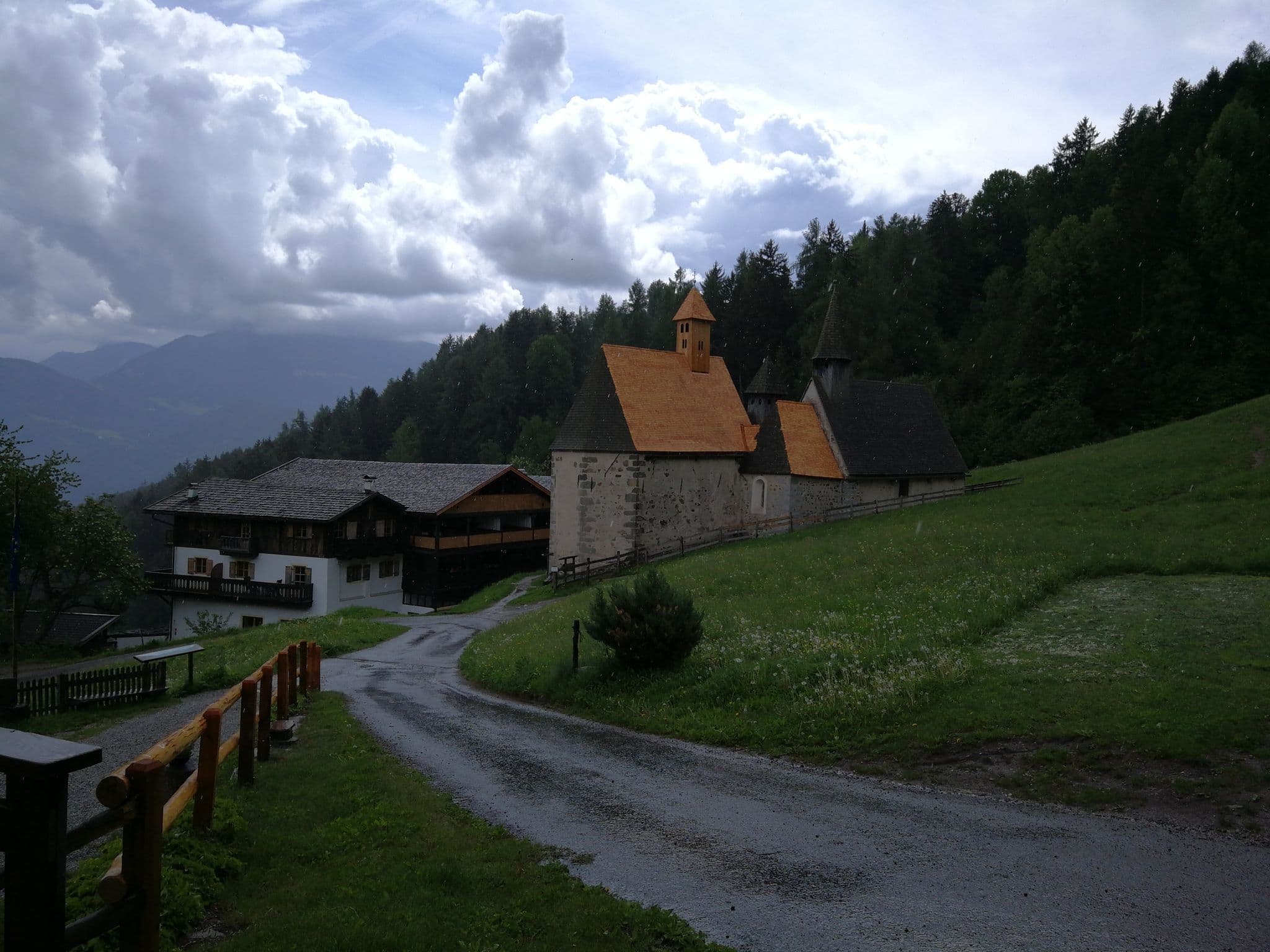 Street view near Gasthof Messnerhof Dreikirchen, Barbiano - Barbian — © uli58 (CC BY-SA · Mapillary)