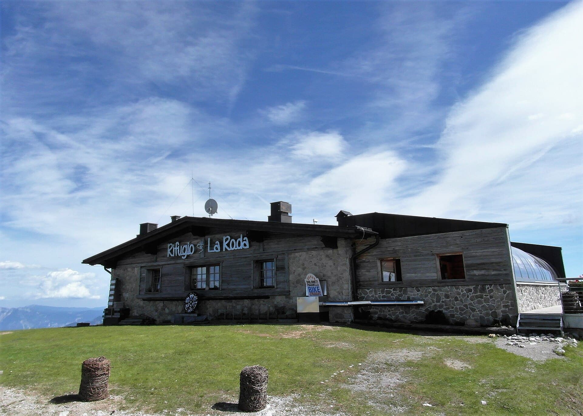 Rifugio La Roda (via Wikimedia Commons, CC BY-SA 4.0)