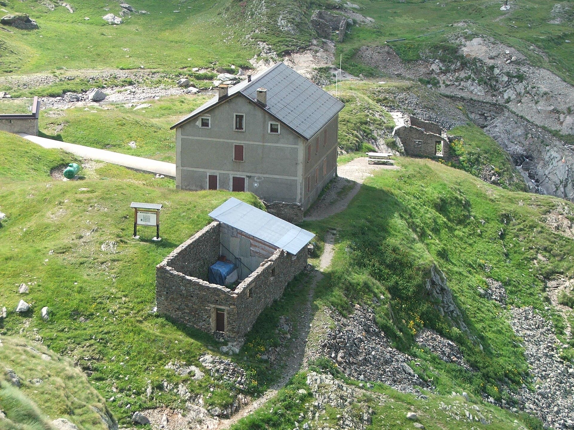 Rifugio Barbellino (via Wikimedia Commons, CC BY 2.5)