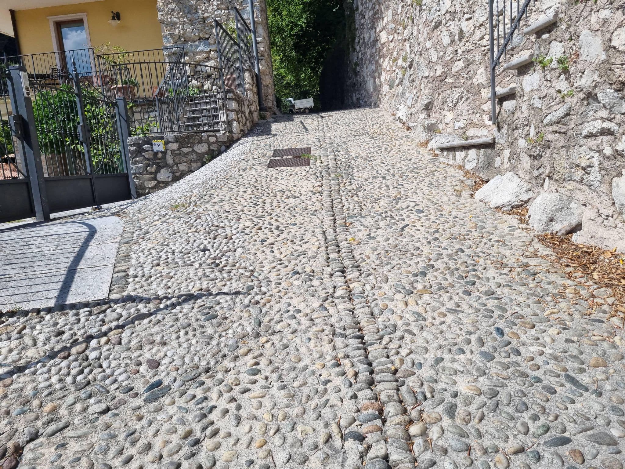 Street view near Villa Seriola, Limone sul Garda — © dsmm (CC BY-SA · Mapillary)