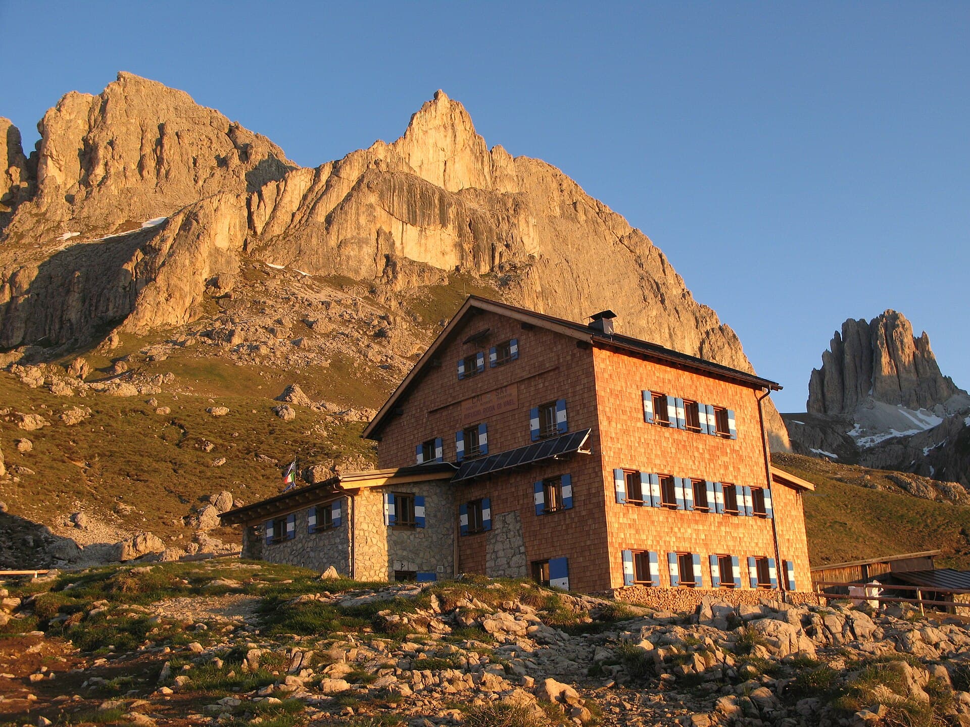 Rifugio Roda di Vael (via Wikimedia Commons, CC BY-SA 3.0)