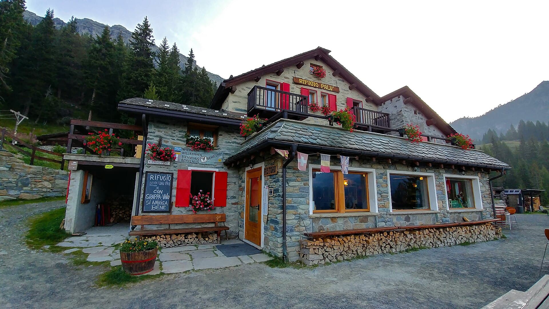 Rifugio Lago Palù (via Wikimedia Commons, CC BY 3.0)