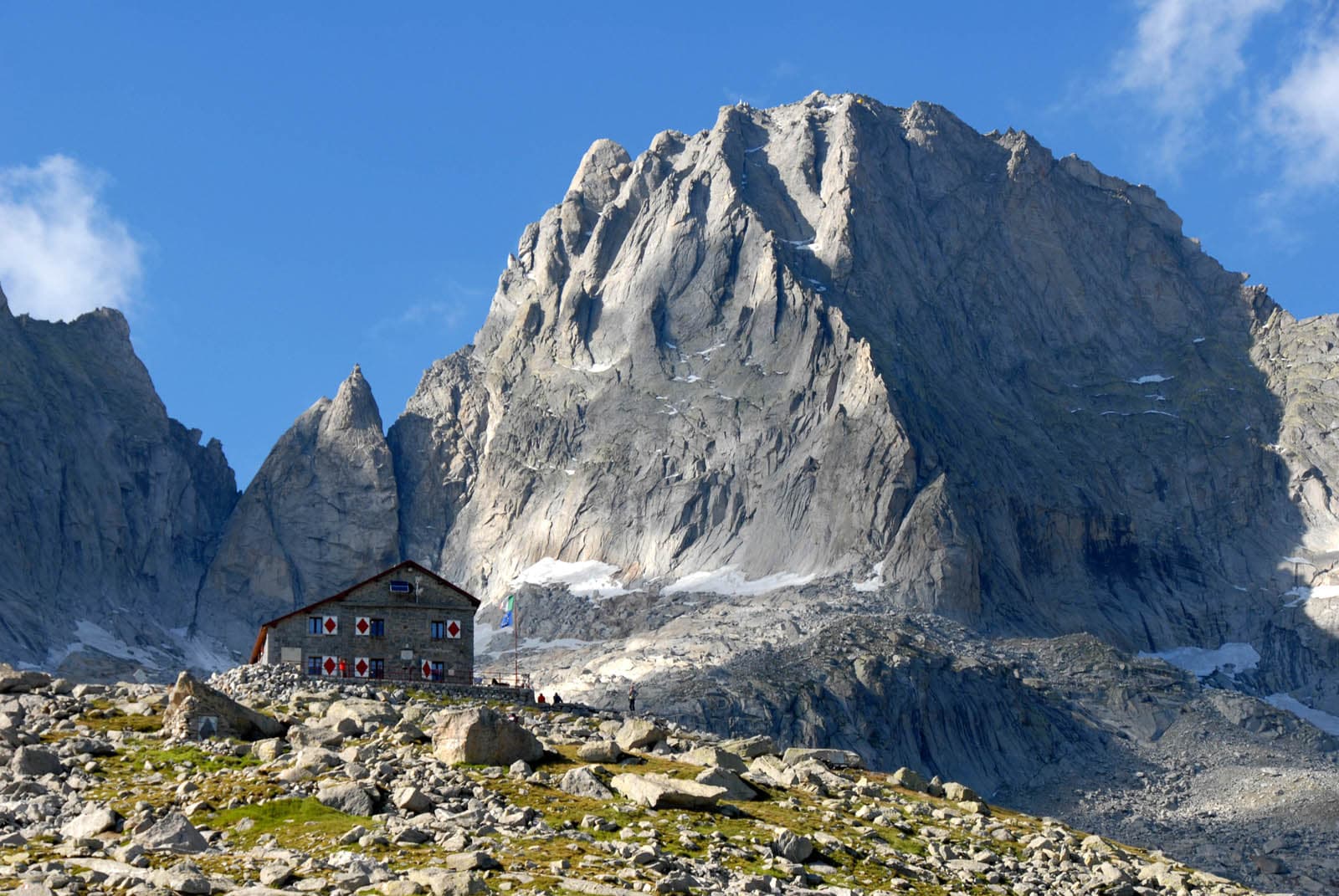 Rifugio Luigi Gianetti (via Wikimedia Commons, CC BY-SA 3.0)