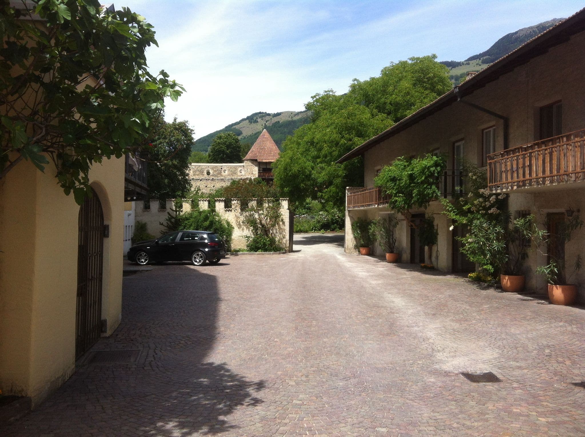 Street view near Gasthof zur Post, Malles Venosta — © georginakirrin (CC BY-SA · Mapillary)