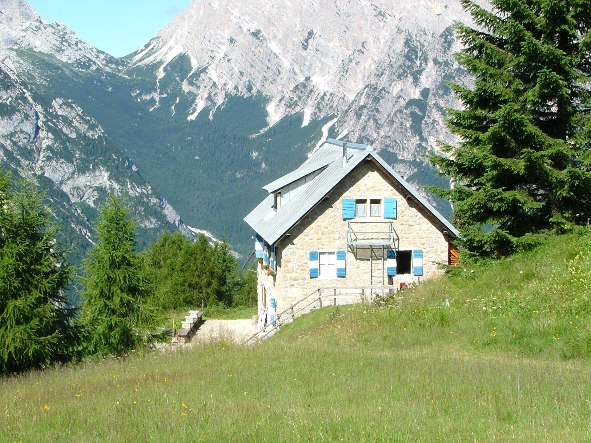 Rifugio Chiggiato (via Wikimedia Commons, CC BY 3.0)