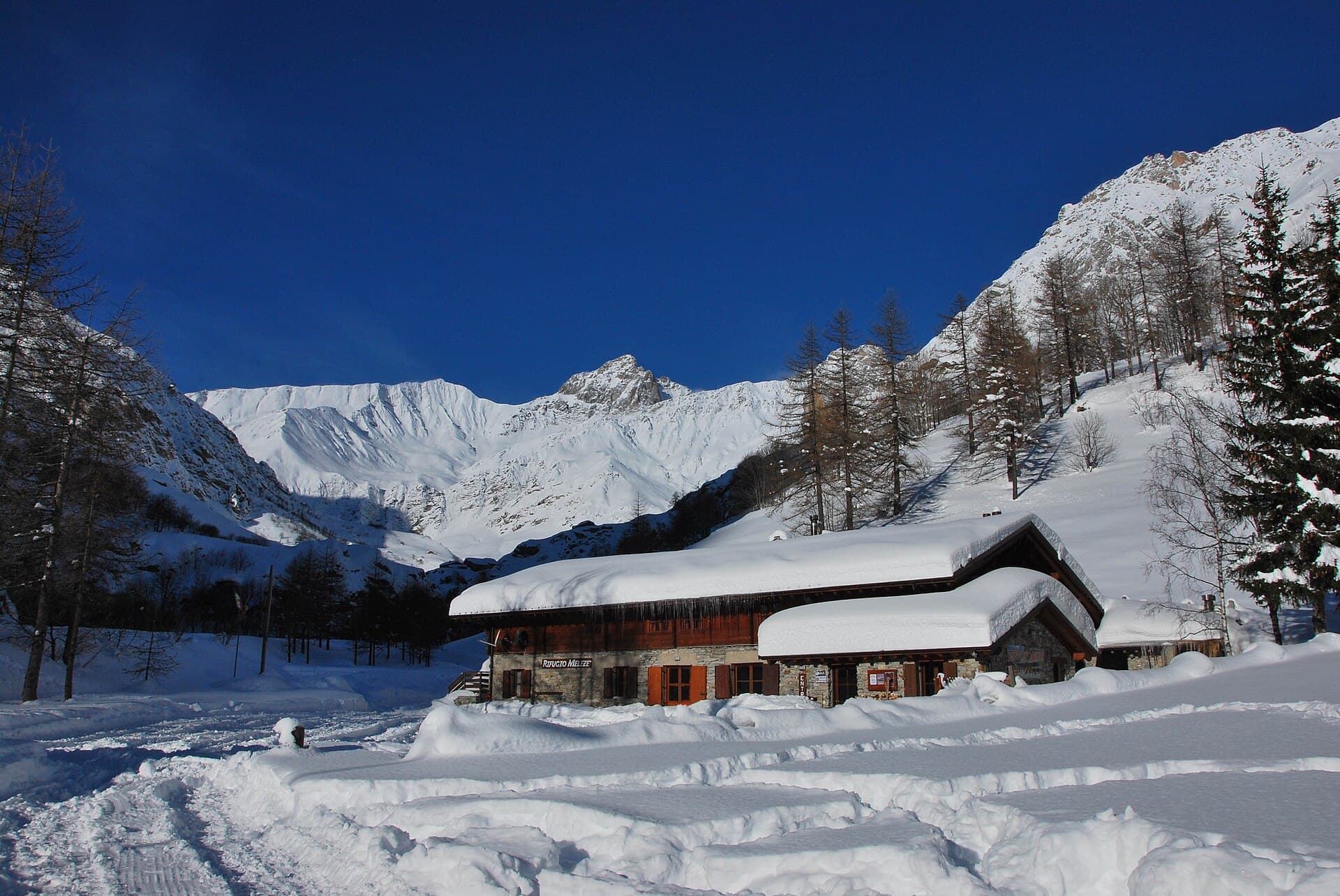 Rifugio Melezè (via Wikimedia Commons, CC BY-SA 4.0)