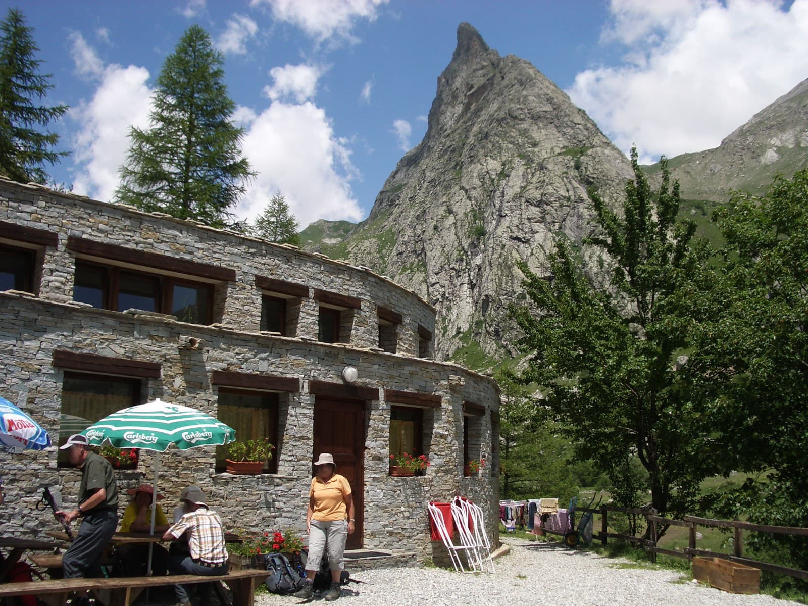 Rifugio Campo Base (via Wikimedia Commons, CC BY-SA 3.0)