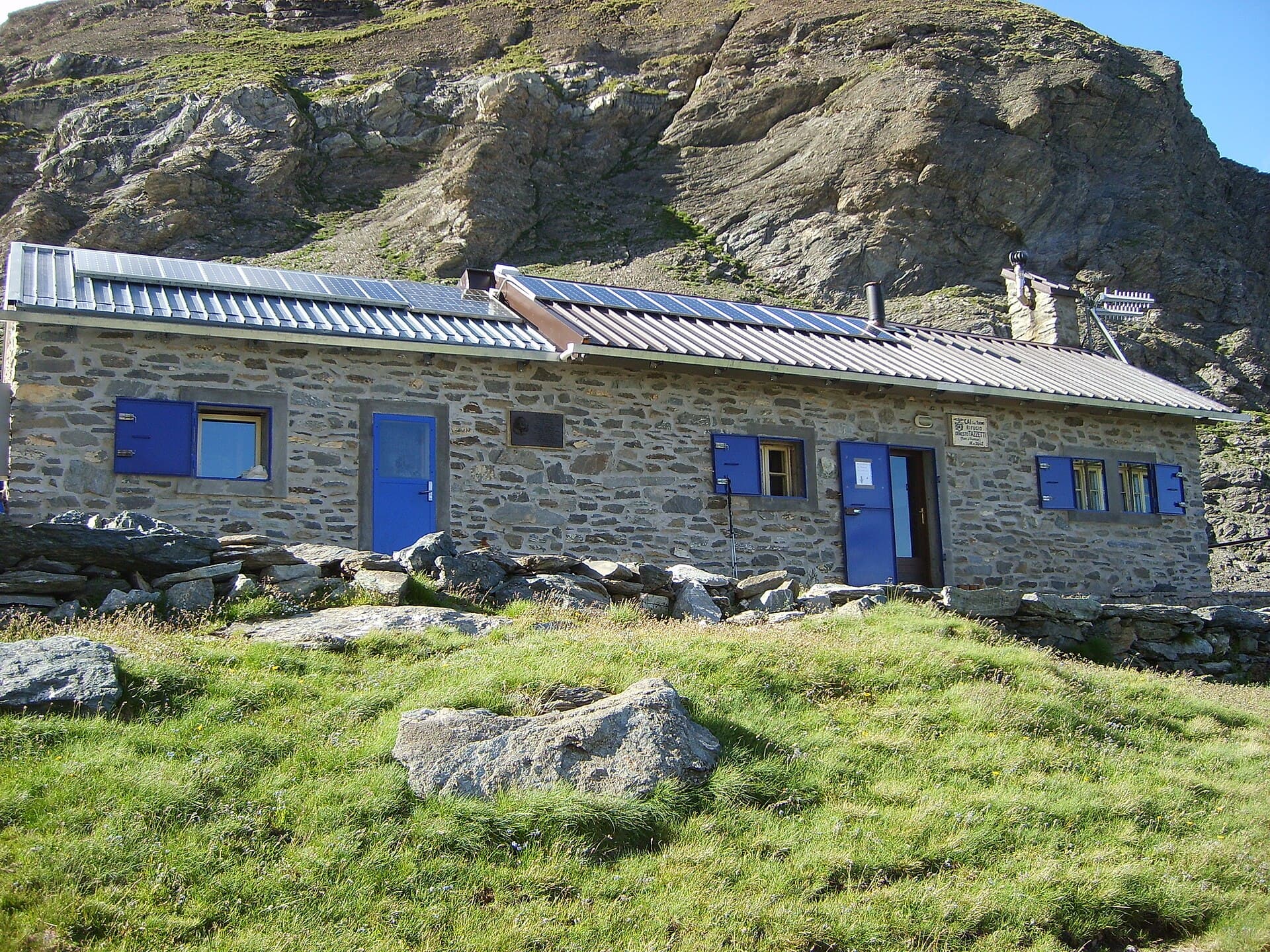 Rifugio Tazzetti (via Wikimedia Commons, Public domain)