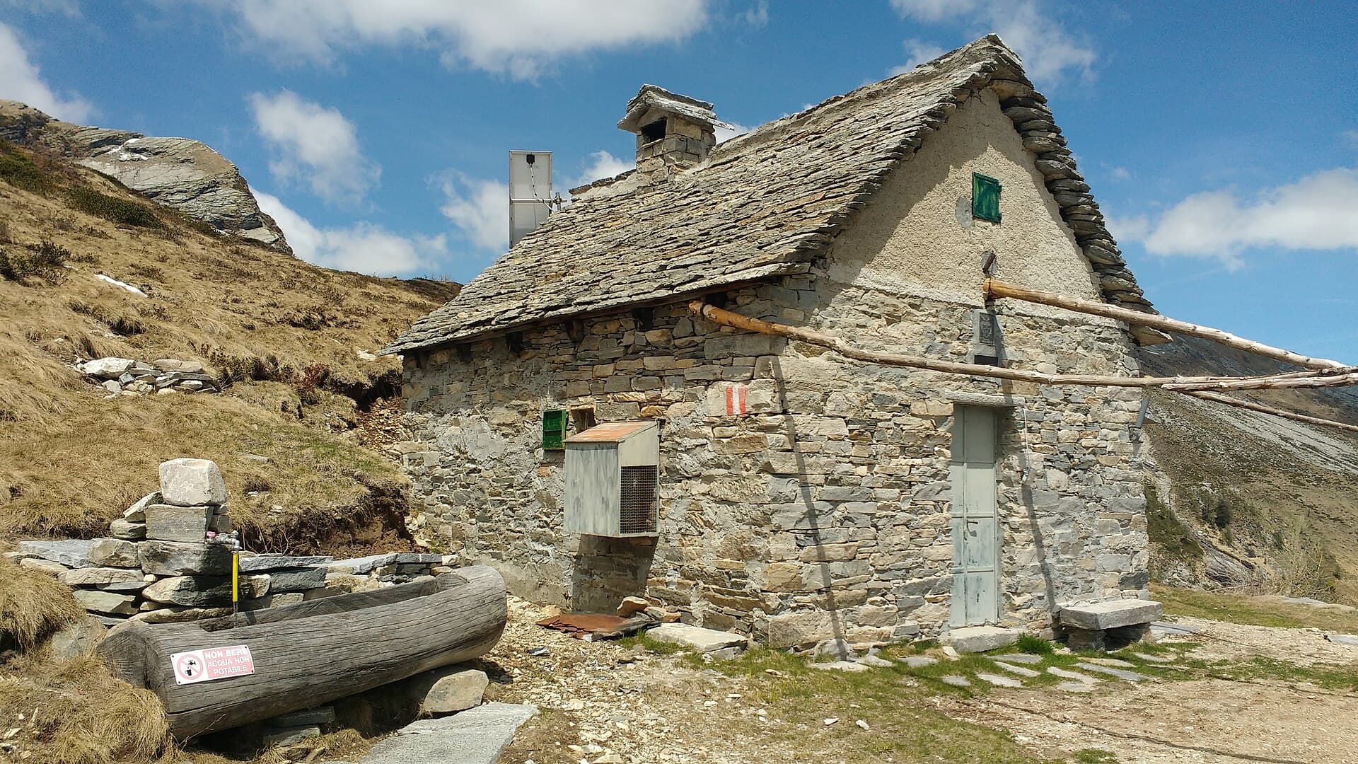 Bivacco Emilio Greppi (via Wikimedia Commons, CC BY-SA 4.0)