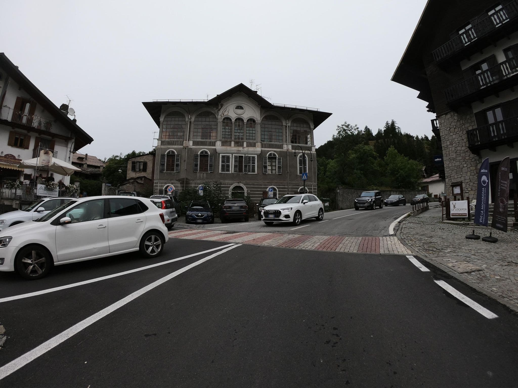 Street view near Villa Alba, Sauze d'Oulx — © joostjakob (CC BY-SA · Mapillary)