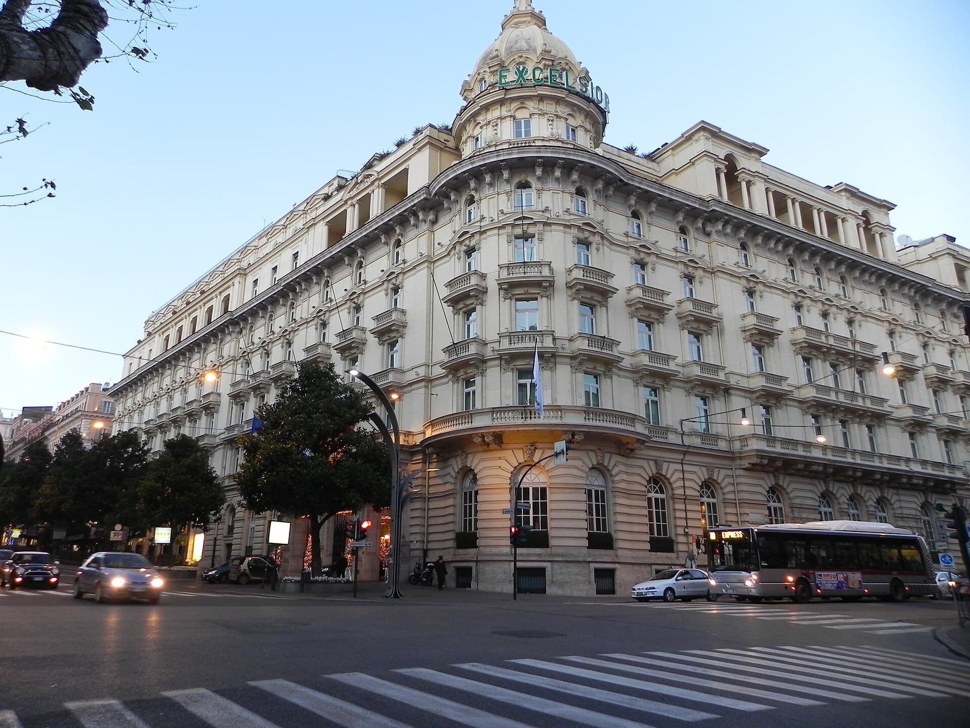 Hotel Westin Excelsior (via Wikimedia Commons, CC BY-SA 3.0)