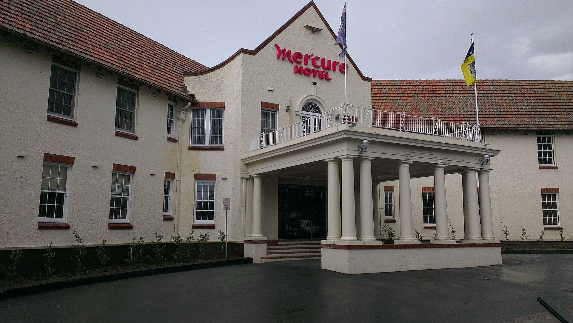 Mercure Canberra (via Wikimedia Commons, CC BY-SA 3.0)