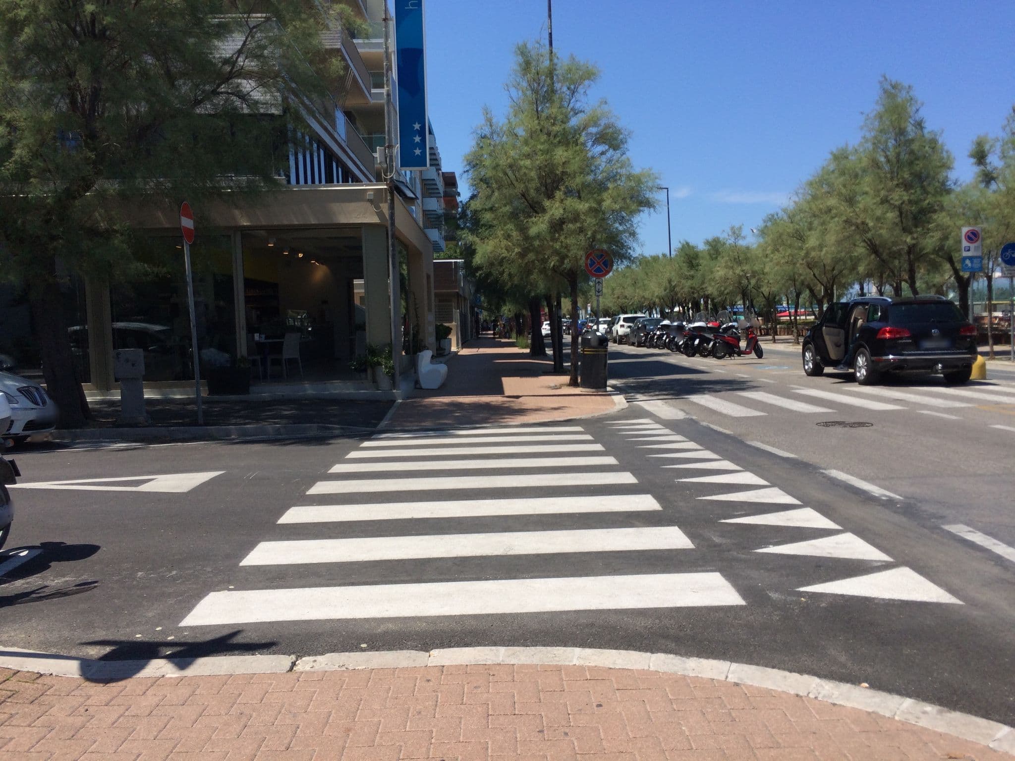 Street view near Hotel Ambassador, Pesaro — © peterleth (CC BY-SA · Mapillary)