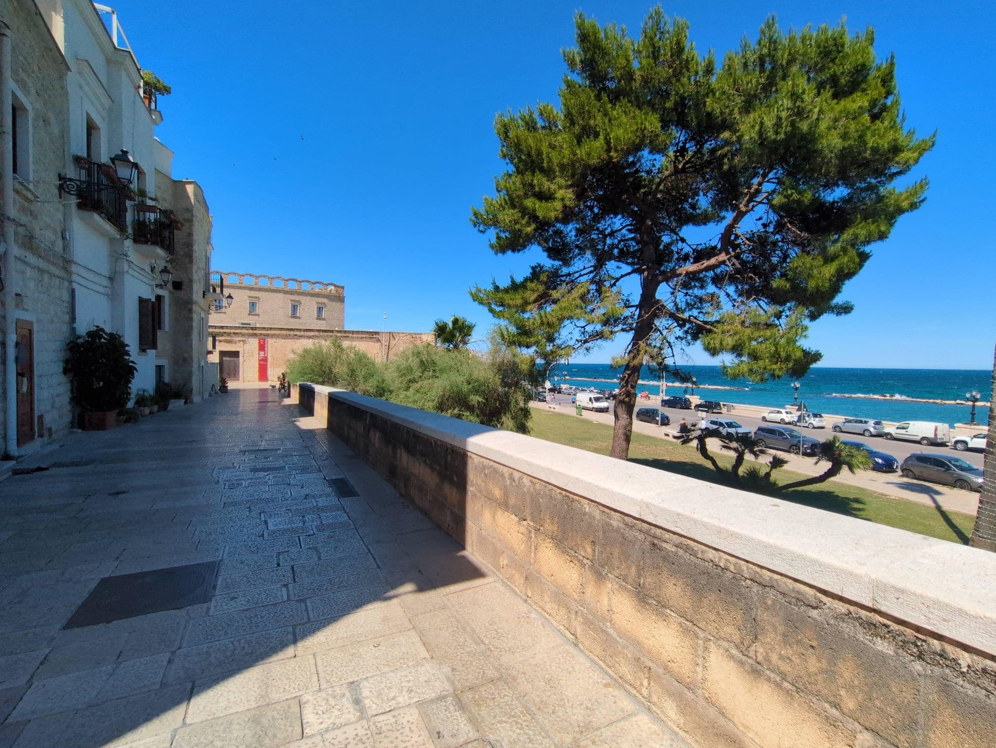 Street view near La Muraglia B&B, Bari