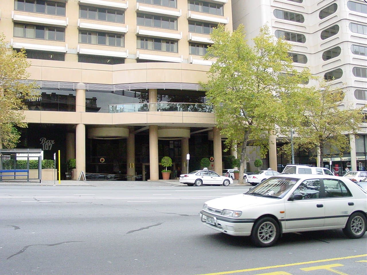Stamford Plaza (via Wikimedia Commons, CC BY 2.0)