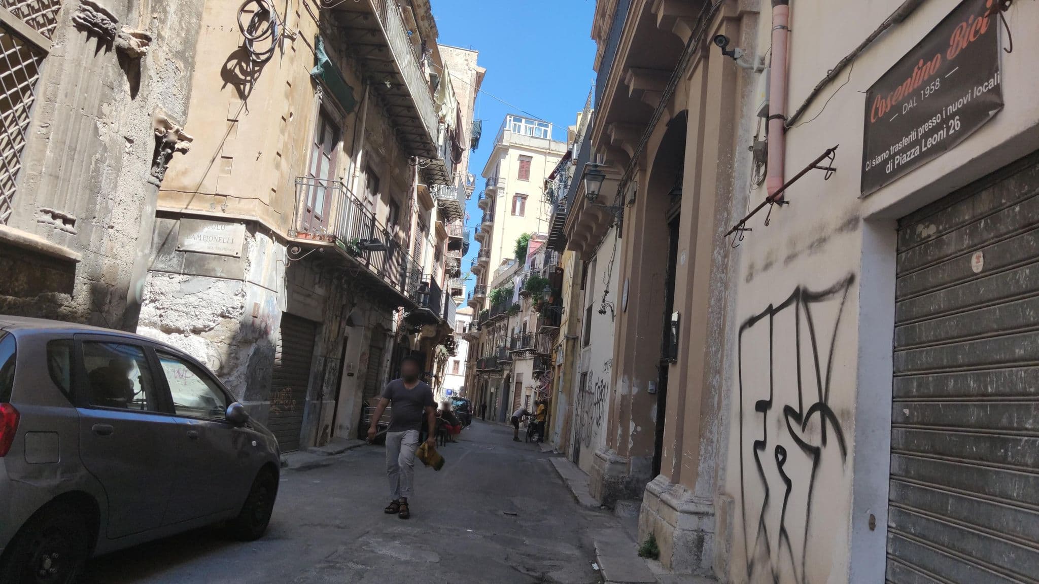 Street view near la via delle biciclette, Palermo