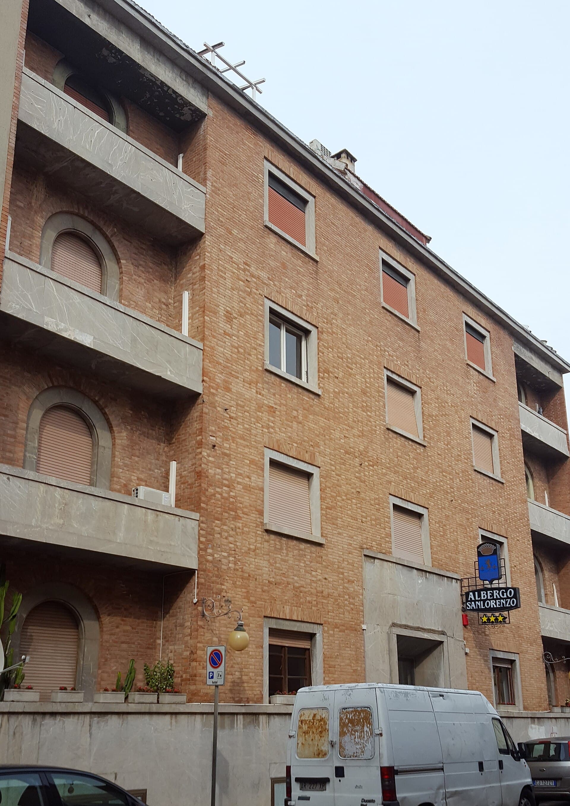 Albergo San Lorenzo (via Wikimedia Commons, CC BY-SA 4.0)