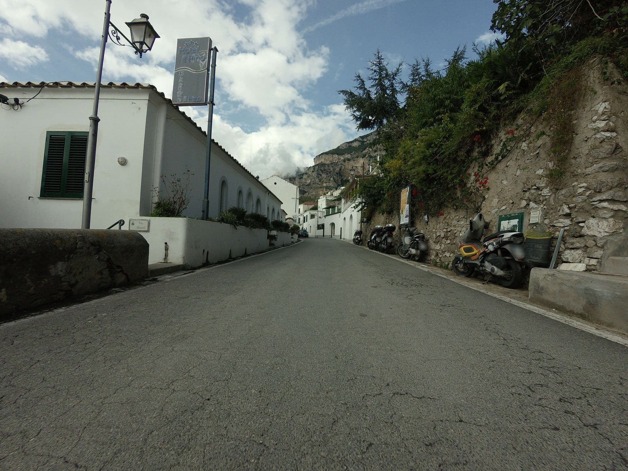Street view near Il Pino hotel/ristorante, Praiano — © esario (CC BY-SA · Mapillary)