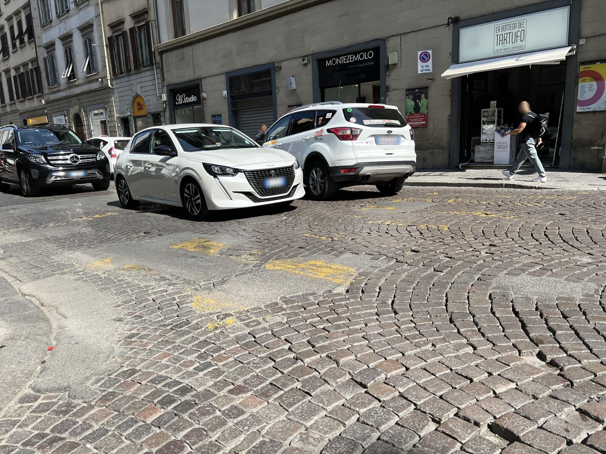 Street view near Tivoli Palazzo Gaddi, Florence