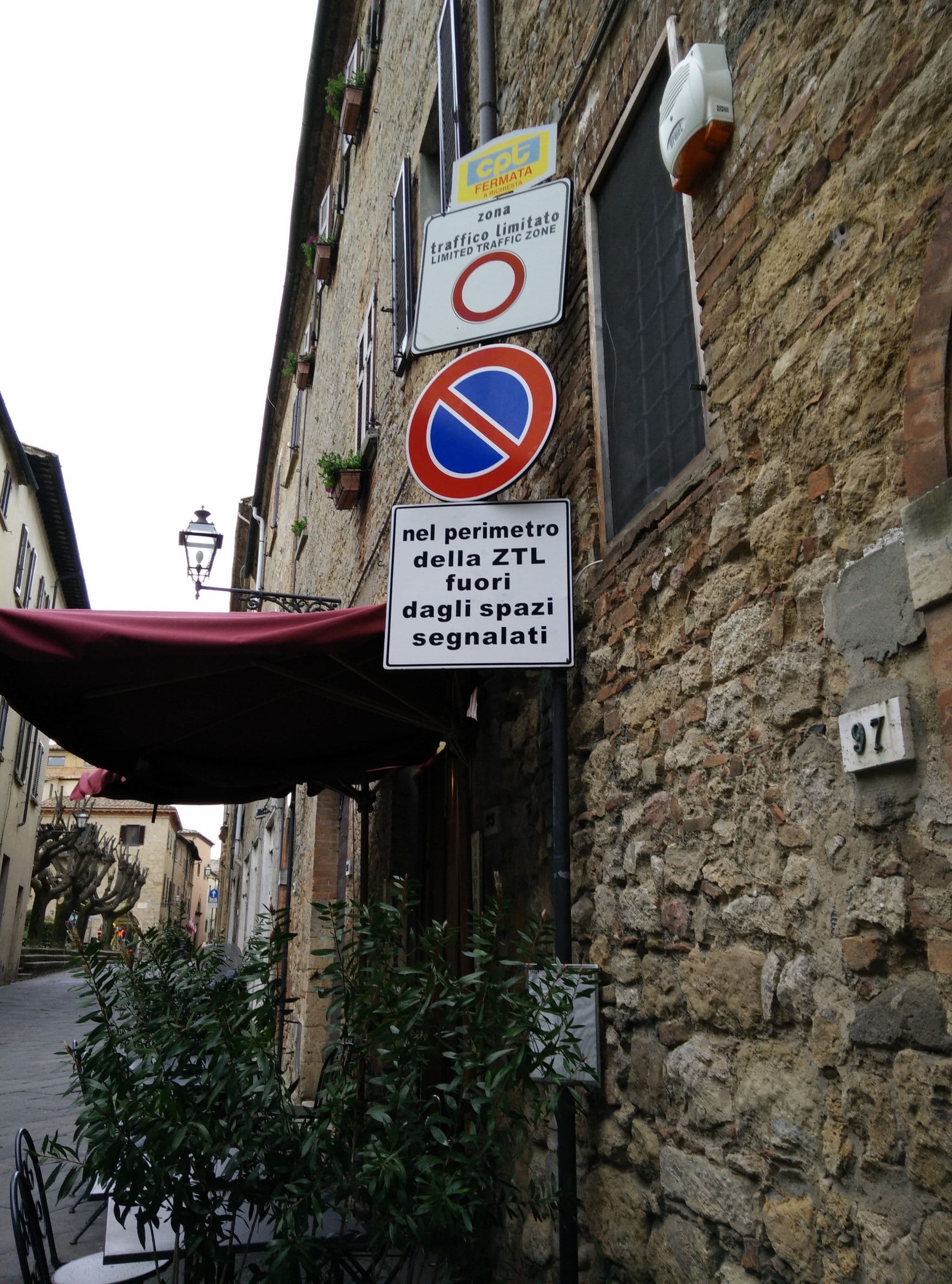 Street view near Hotel San Lino, Volterra — © bernardvoyageur (CC BY-SA · Mapillary)