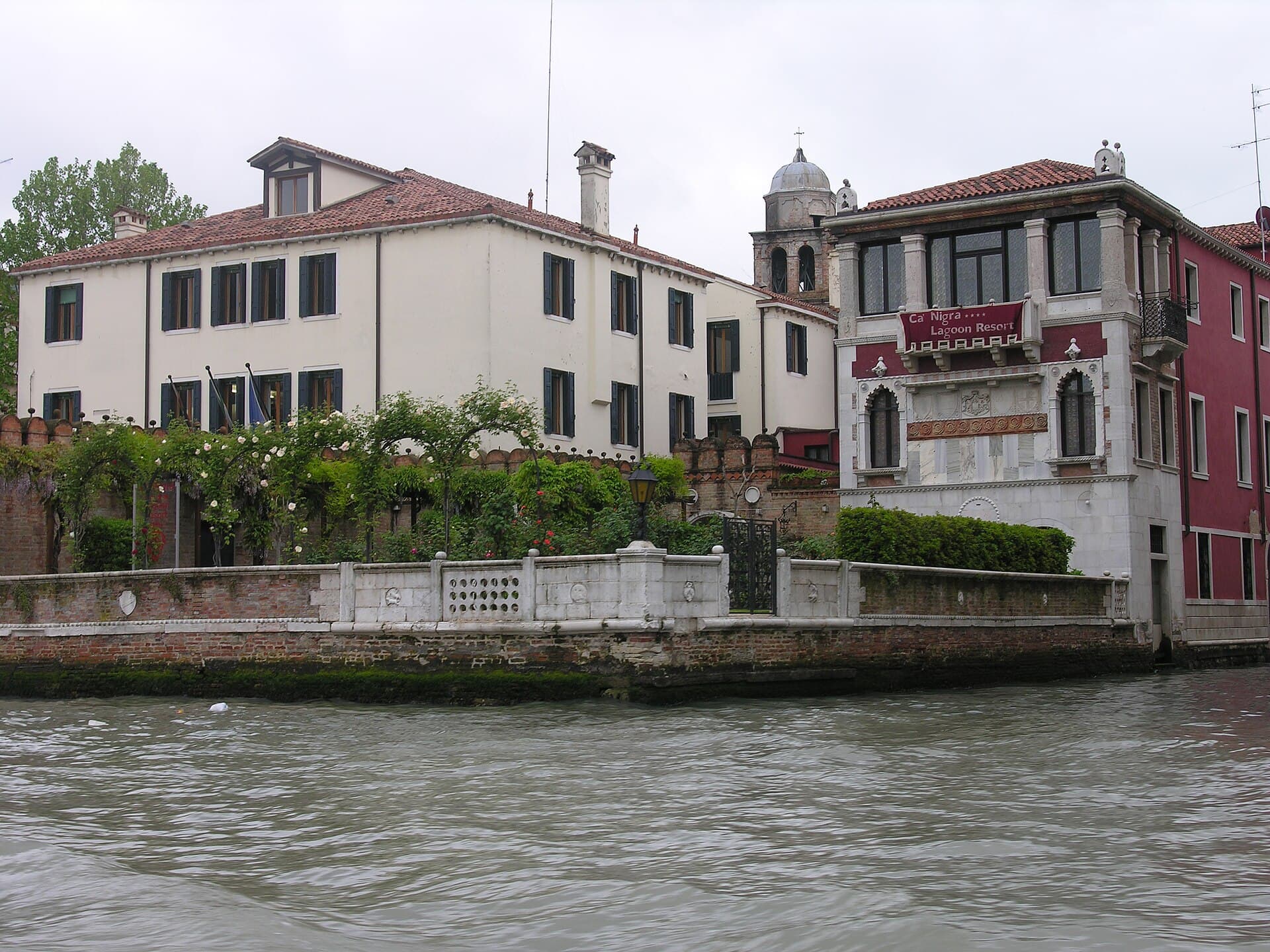 Cà Nigra Lagoon Resort (via Wikimedia Commons, CC BY-SA 3.0)