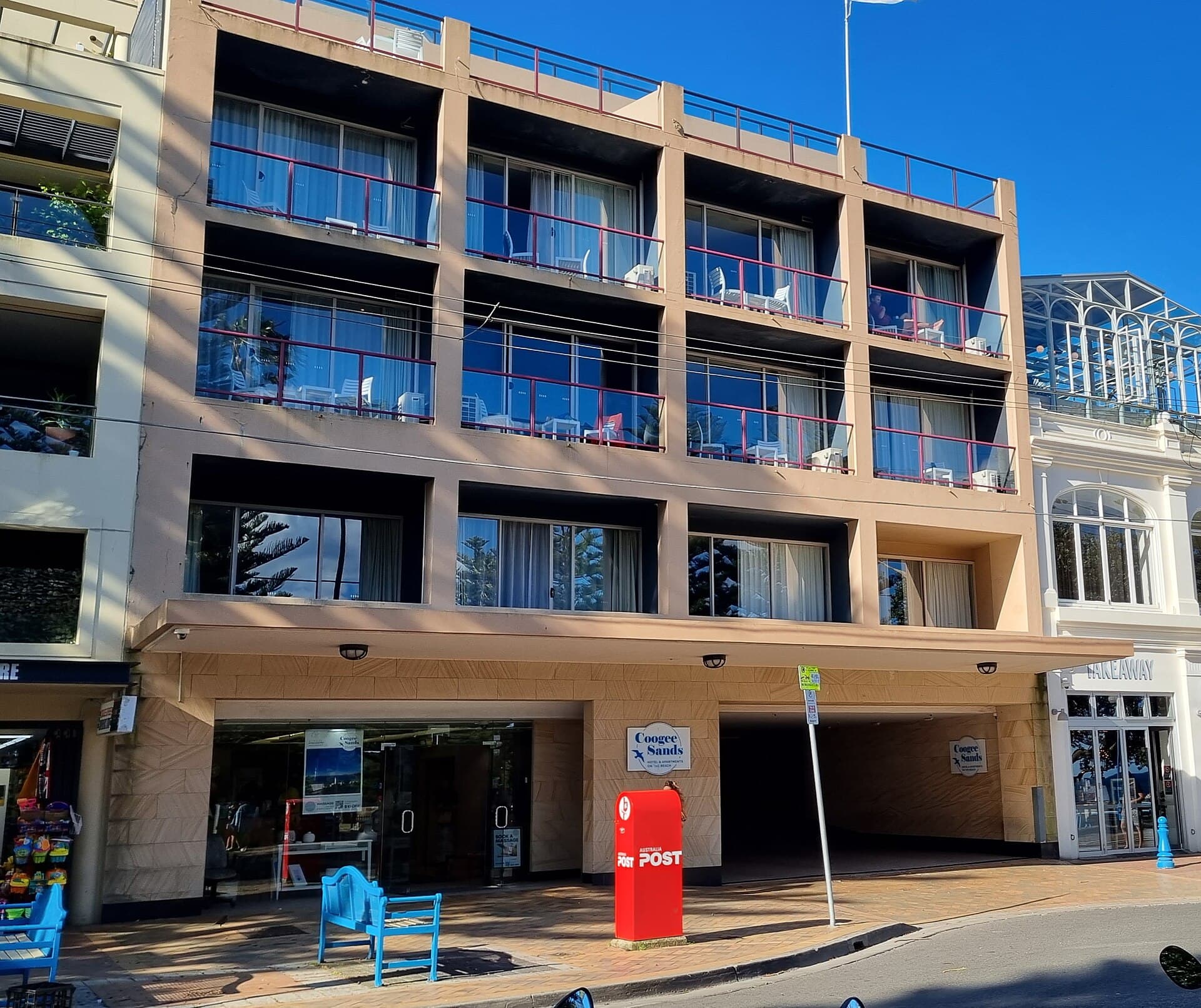 Coogee Sands Hotel and Apartments (via Wikimedia Commons, CC BY-SA 4.0)
