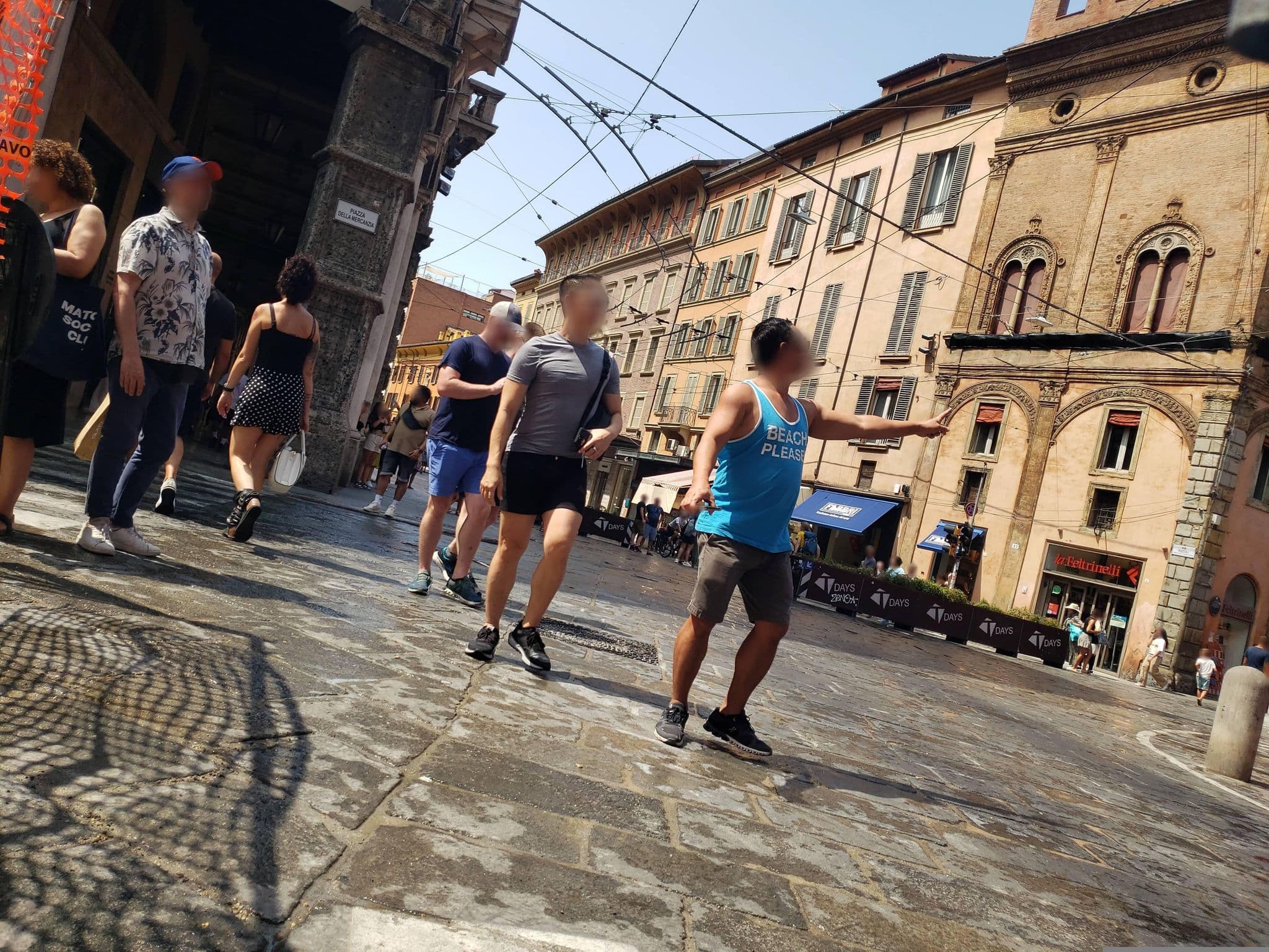 Street view near Albergo Garisenda, Bologna