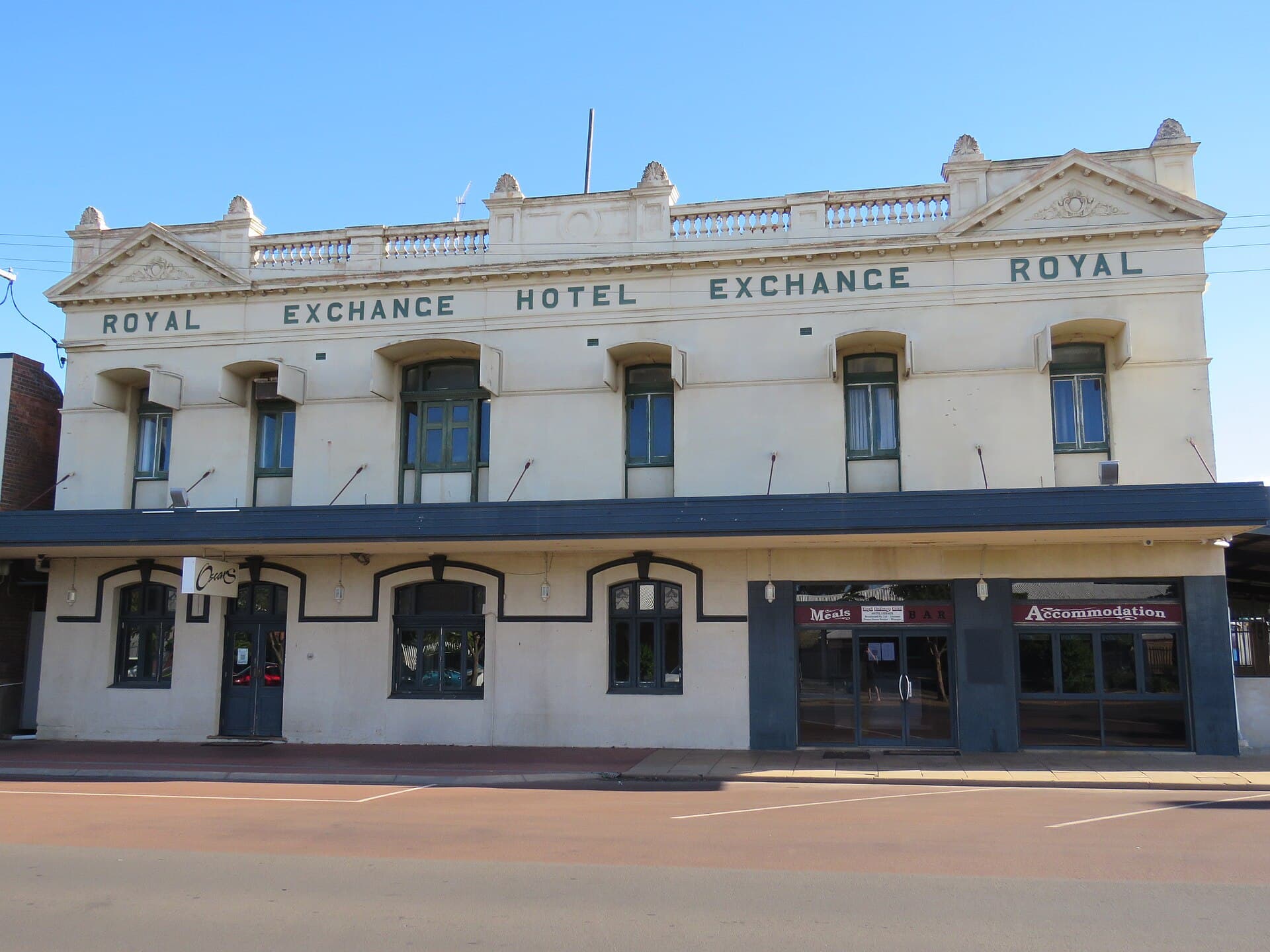 Royal Exchange Hotel (via Wikimedia Commons, CC BY-SA 4.0)