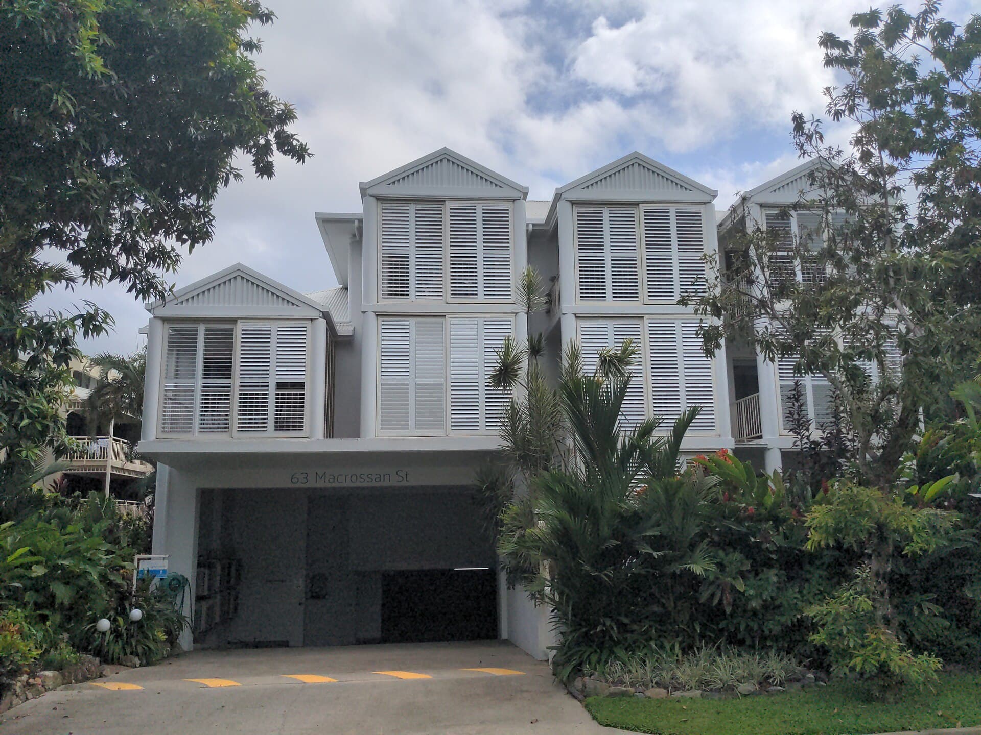 Port Douglas Apartments (via Wikimedia Commons, CC BY-SA 4.0)