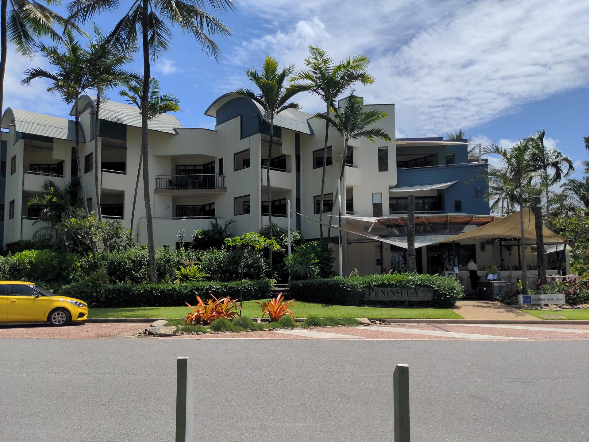 Port Douglas Peninsula Boutique Hotel (via Wikimedia Commons, CC BY-SA 4.0)