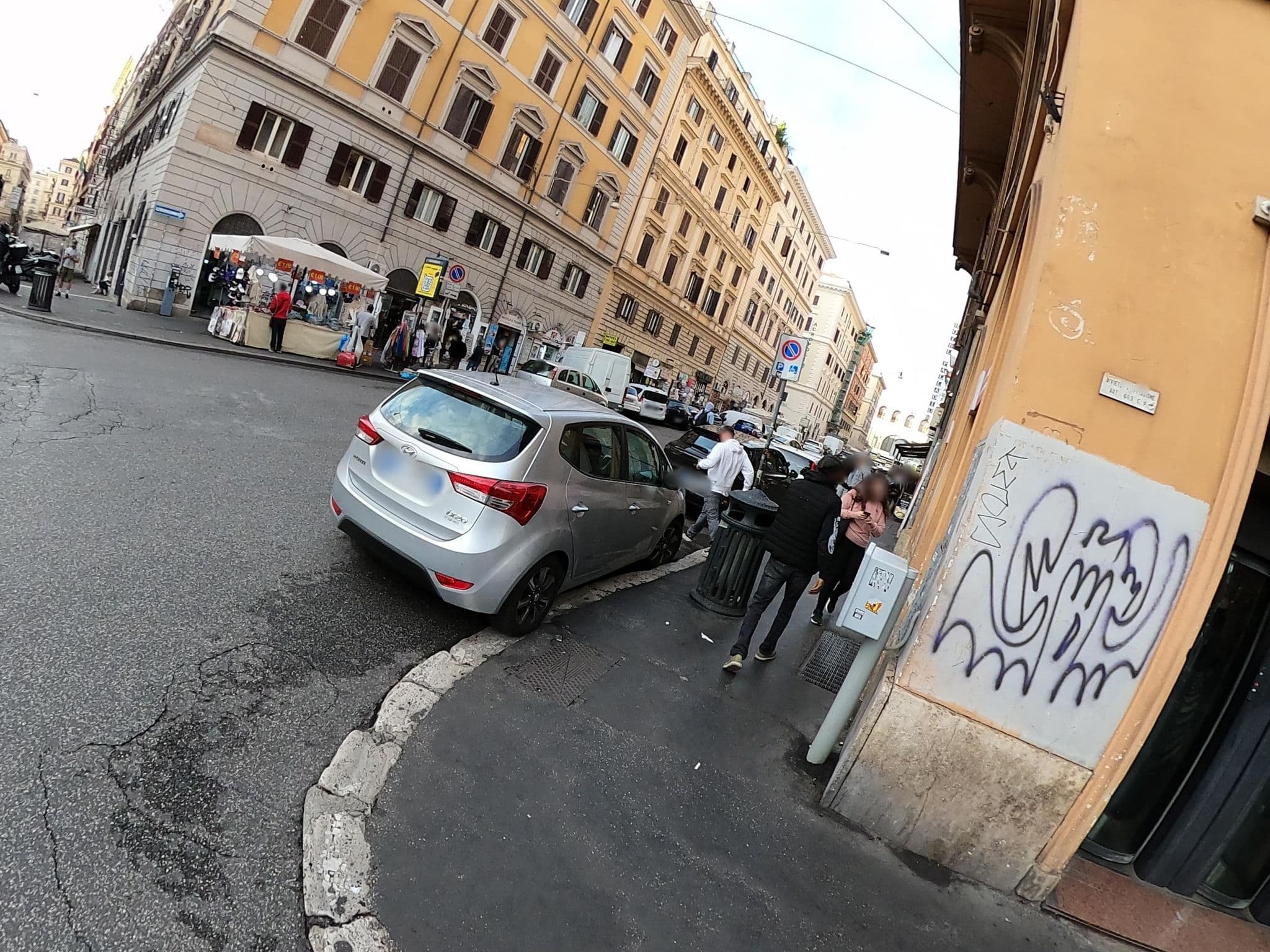Street view near Hotel Chicago, Monti