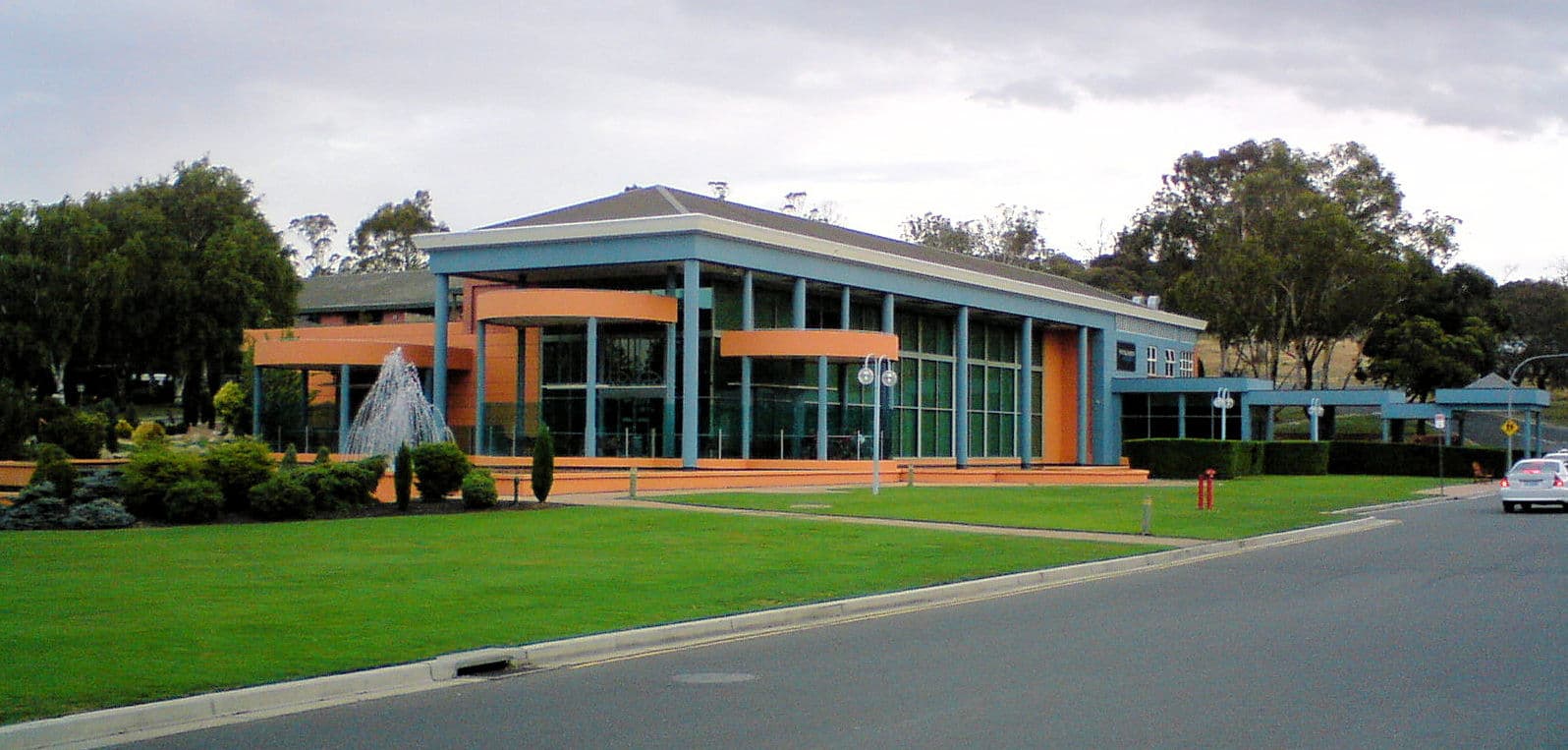 Launceston Country Club Casino (via Wikimedia Commons, CC BY-SA 3.0)