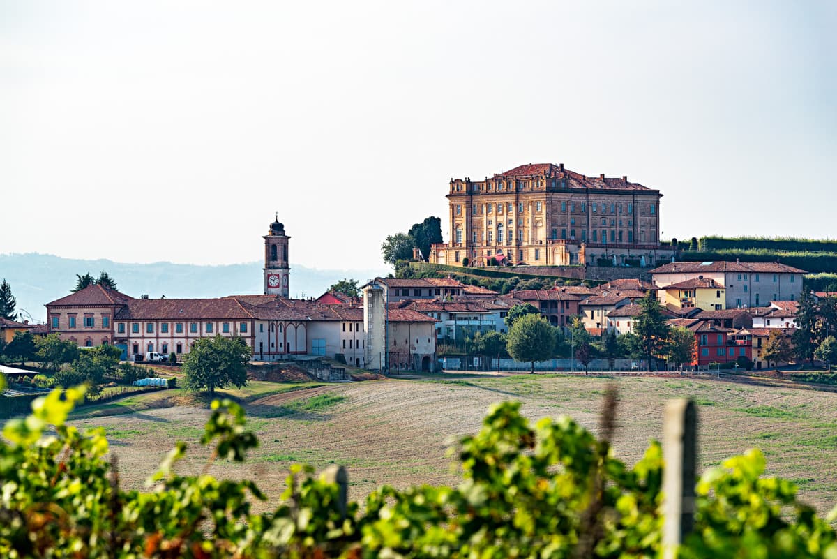 Castello di Guarene (via Wikimedia Commons, CC BY-SA 4.0)