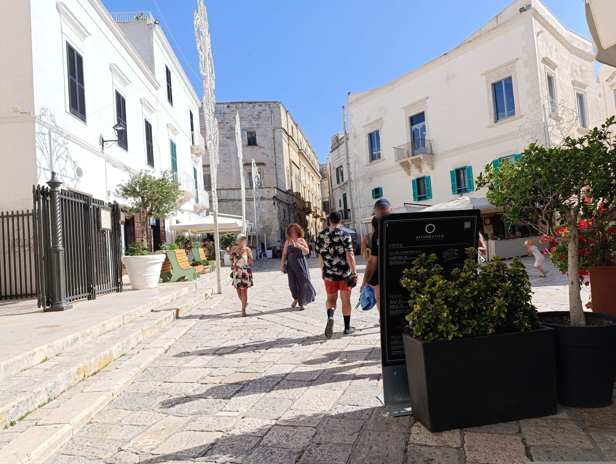 Street view near B&B dei Serafini - Dimora Zefiro, Polignano a Mare — © jeawrong (CC BY-SA · Mapillary)