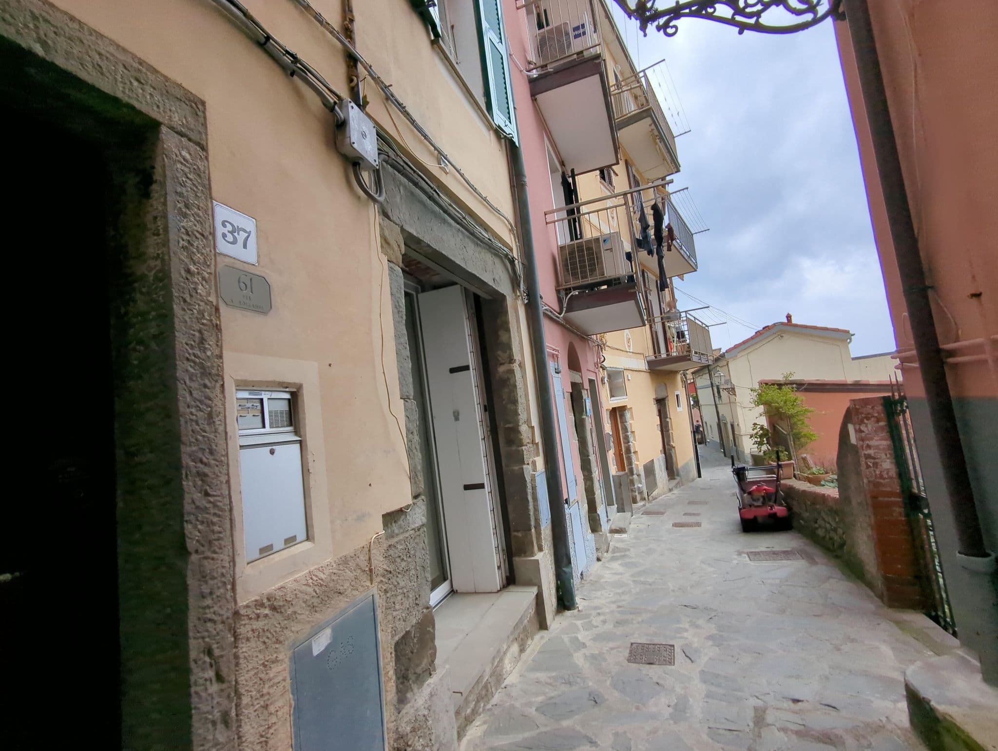 Street view near Casa Serravallo, Riomaggiore — © ente (CC BY-SA · Mapillary)