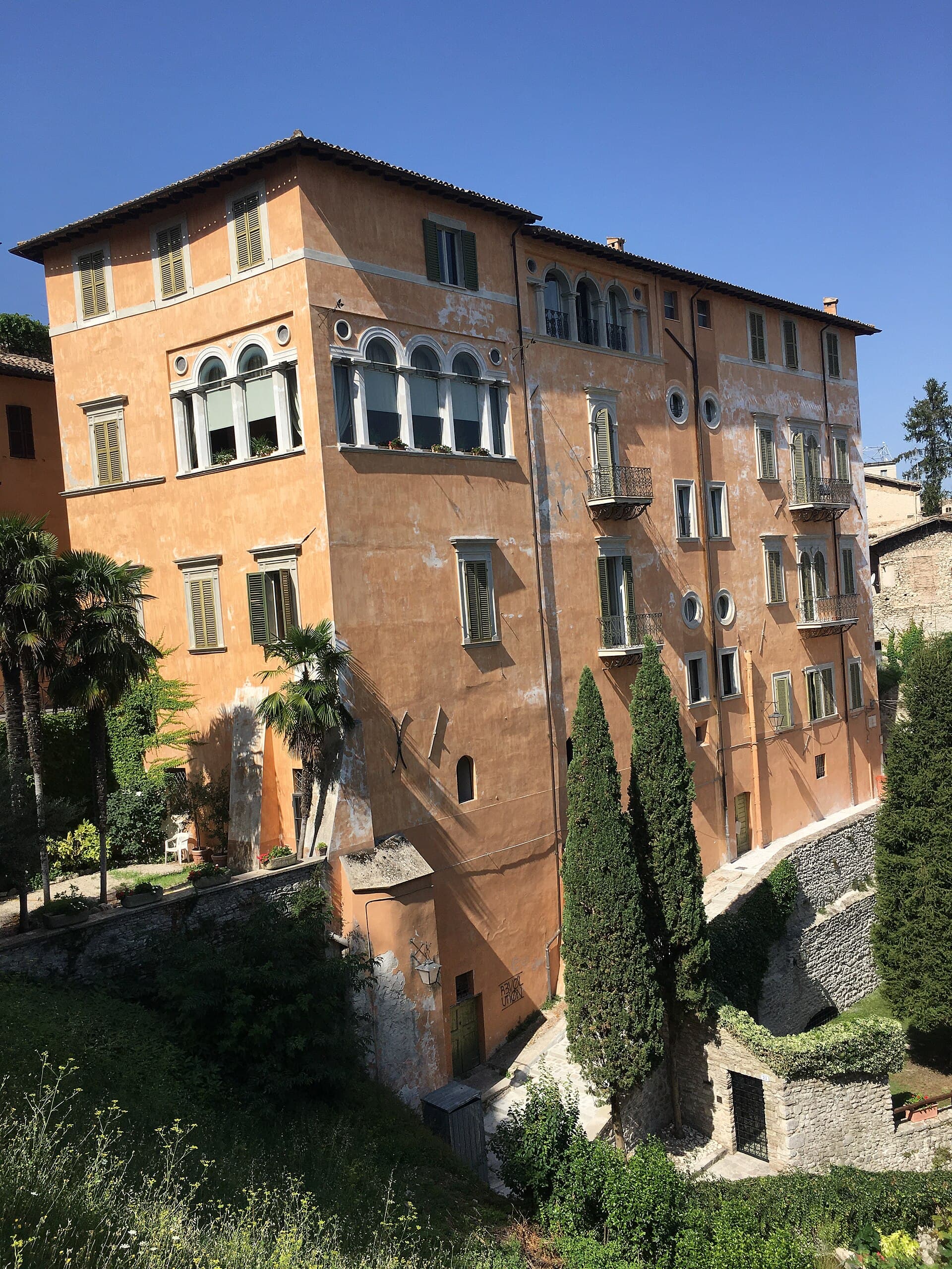 Palazzo Dragoni (via Wikimedia Commons, CC BY-SA 4.0)