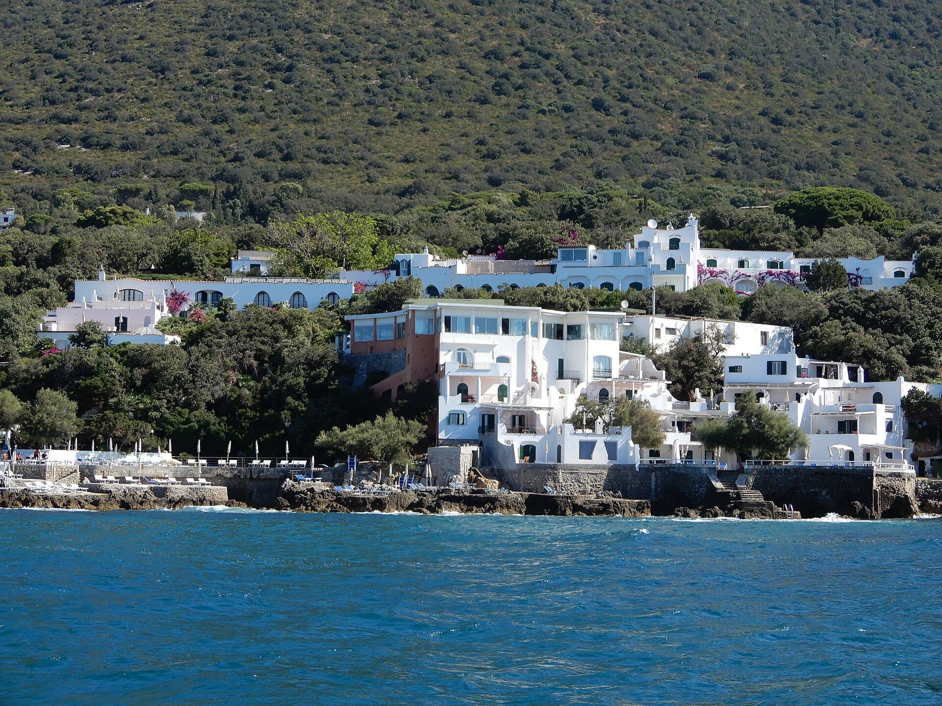 Hotel Punta Rossa (via Wikimedia Commons, CC BY-SA 4.0)