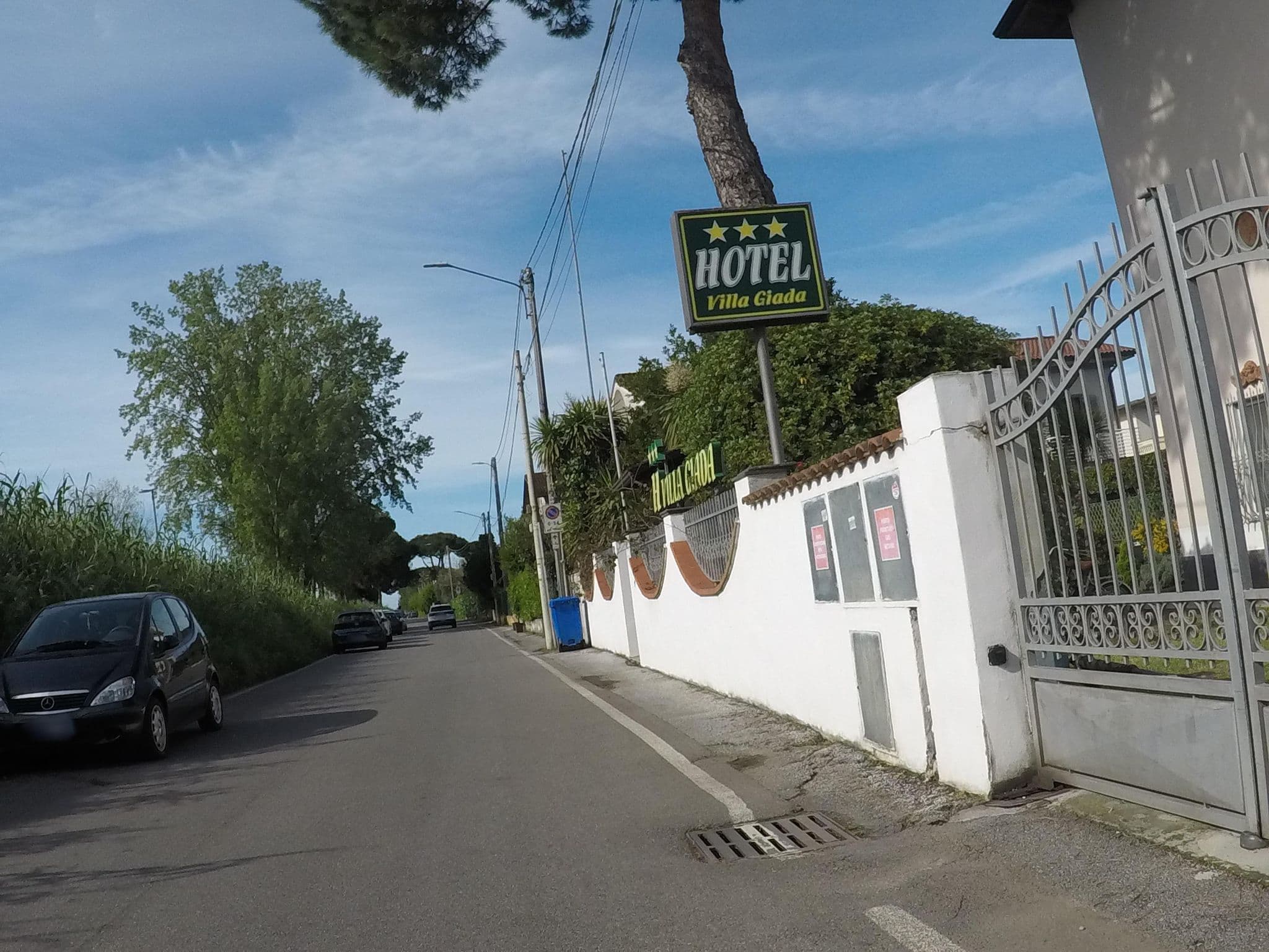 Street view near Hotel Villa Giada, Marina di Massa — © cxc (CC BY-SA · Mapillary)