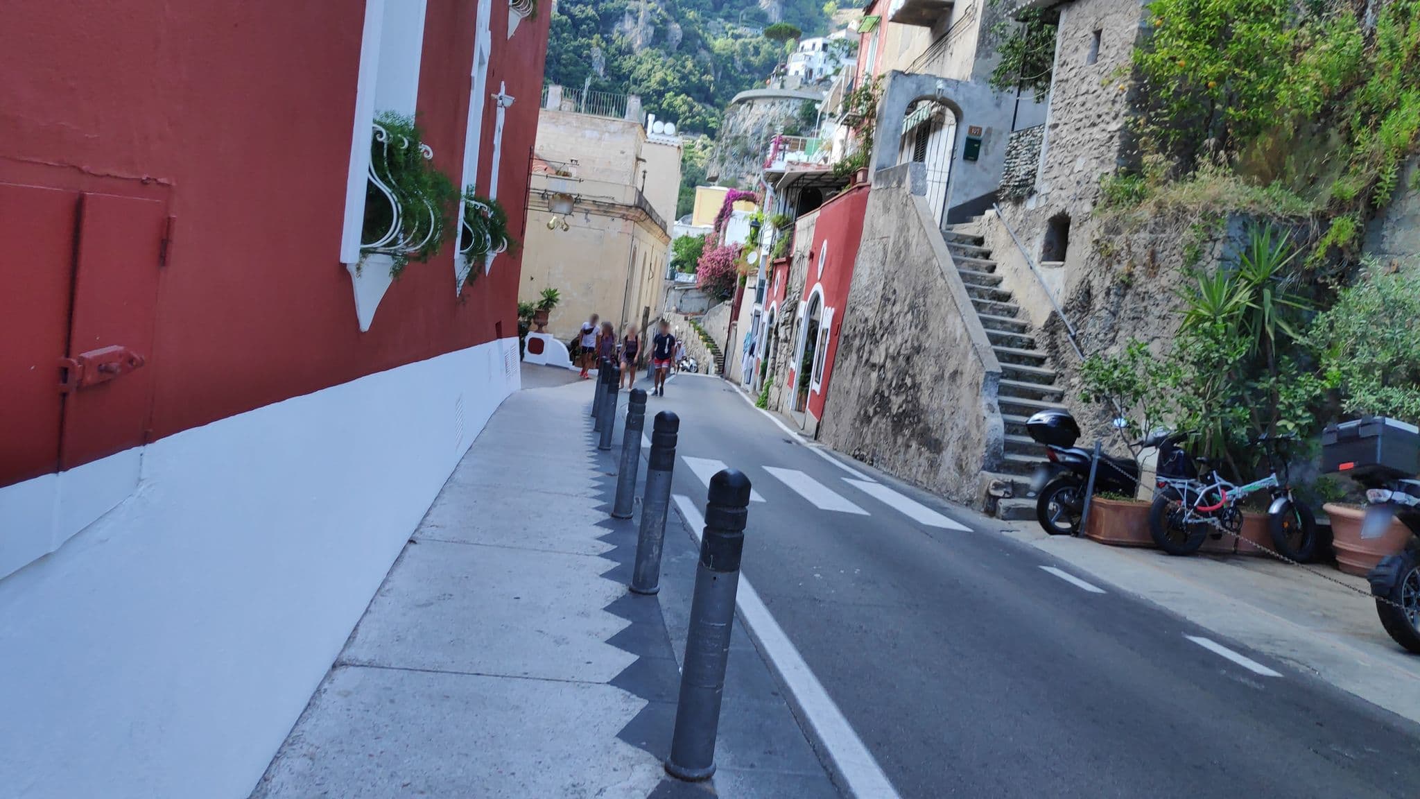 Street view near Le Sirenuse, Positano — © marcuscalabresus (CC BY-SA · Mapillary)