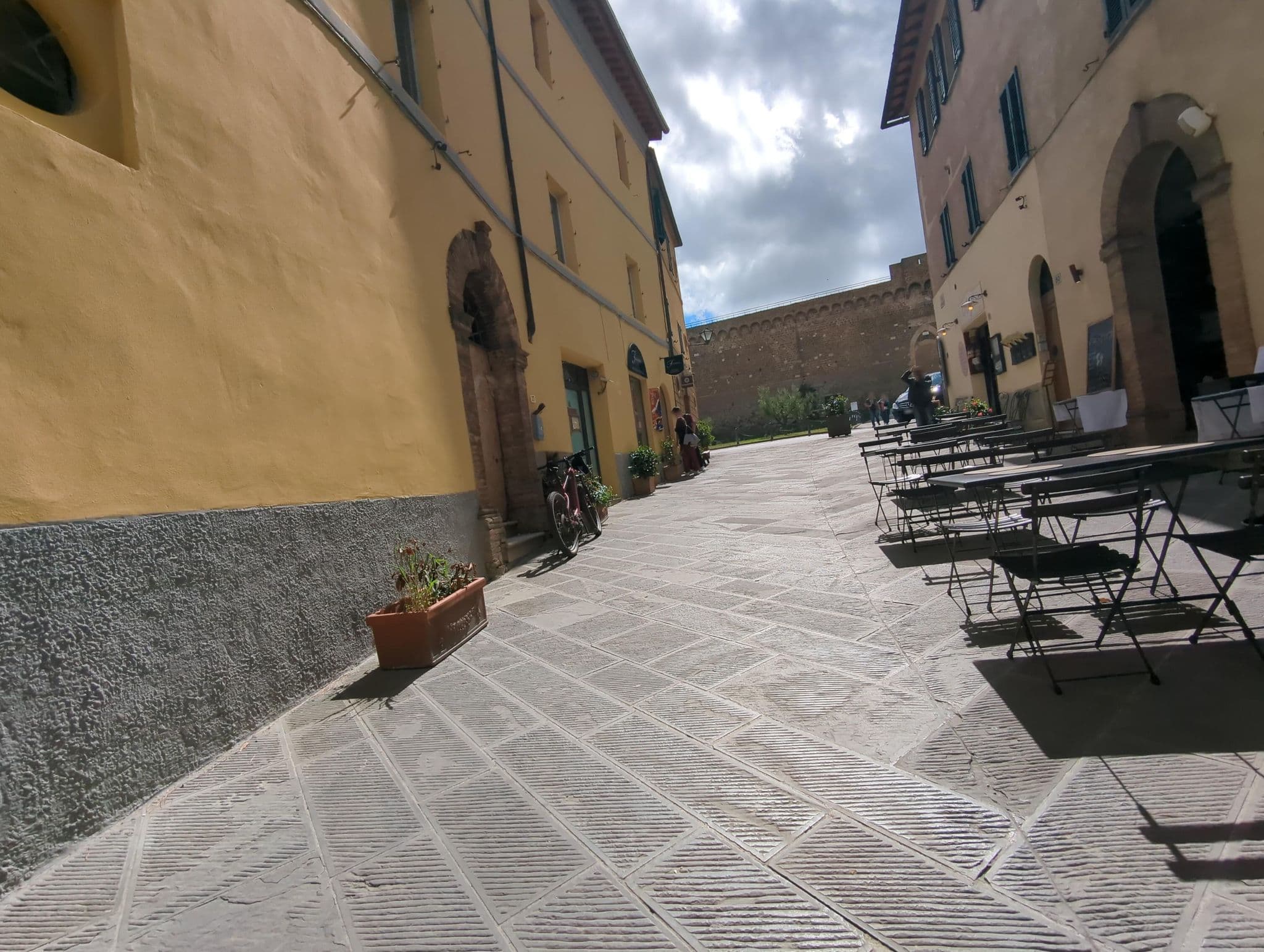 Street view near Drogheria e Locanda Franci, Montalcino — © ente (CC BY-SA · Mapillary)