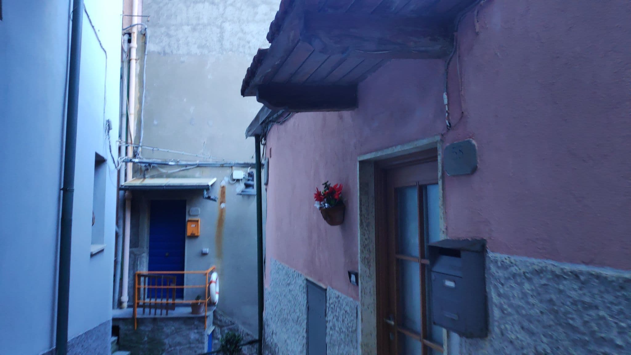 Street view near Le Storie de Manarola, Riomaggiore — © marcuscalabresus (CC BY-SA · Mapillary)
