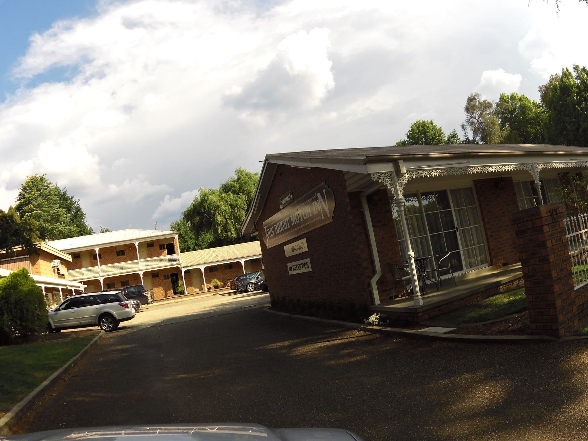 Street view near John Bright Motor Inn, Bright — © skillsy (CC BY-SA · Mapillary)