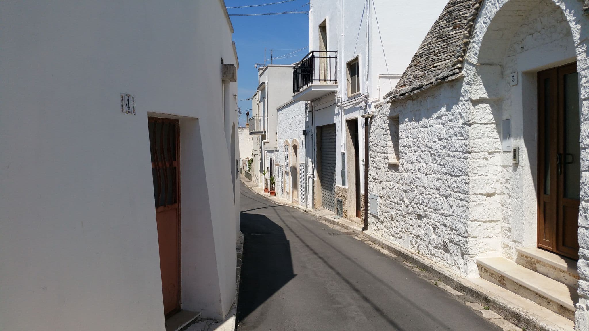Street view near Trullo dell'Agricoltore, Alberobello — © shlublu (CC BY-SA · Mapillary)