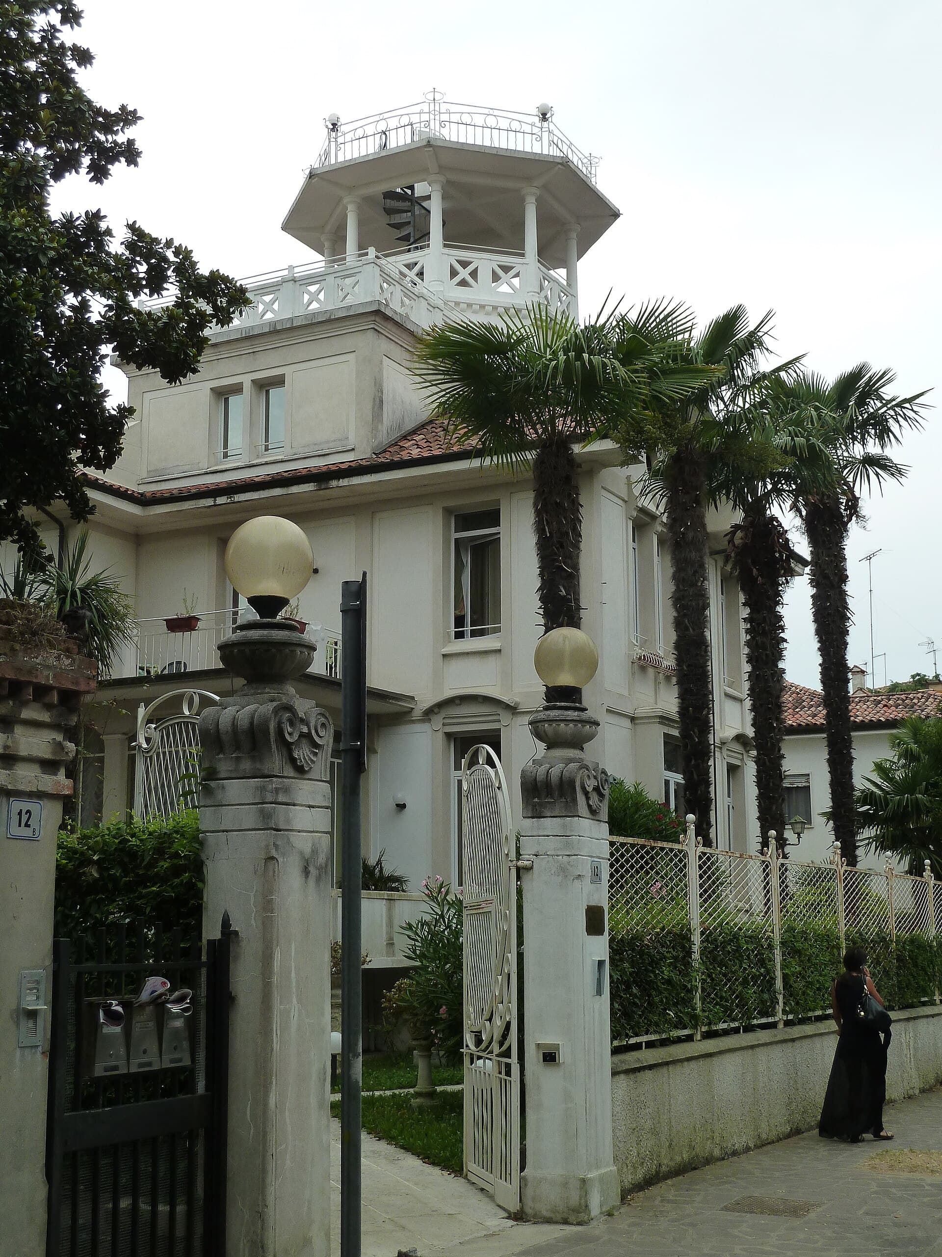 Villa delle Palme (via Wikimedia Commons, CC BY-SA 4.0)