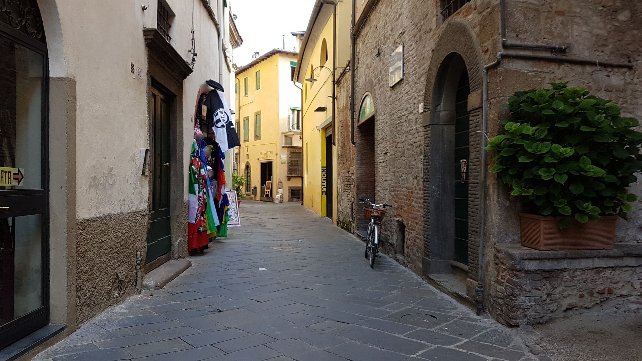 Street view near la Luna, Lucca — © jopparn (CC BY-SA · Mapillary)