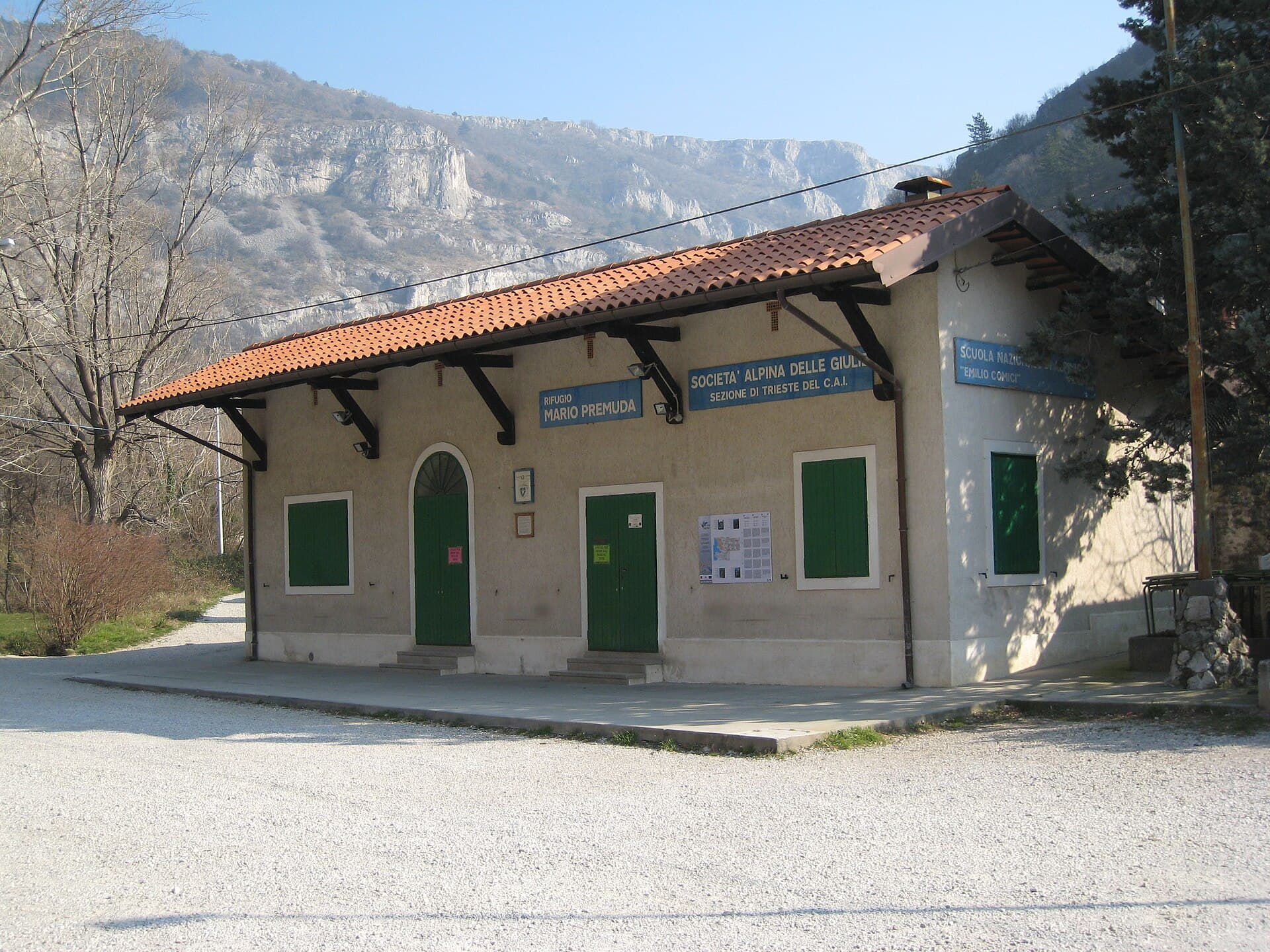 Rifugio Mario Premuda (via Wikimedia Commons, Public domain)