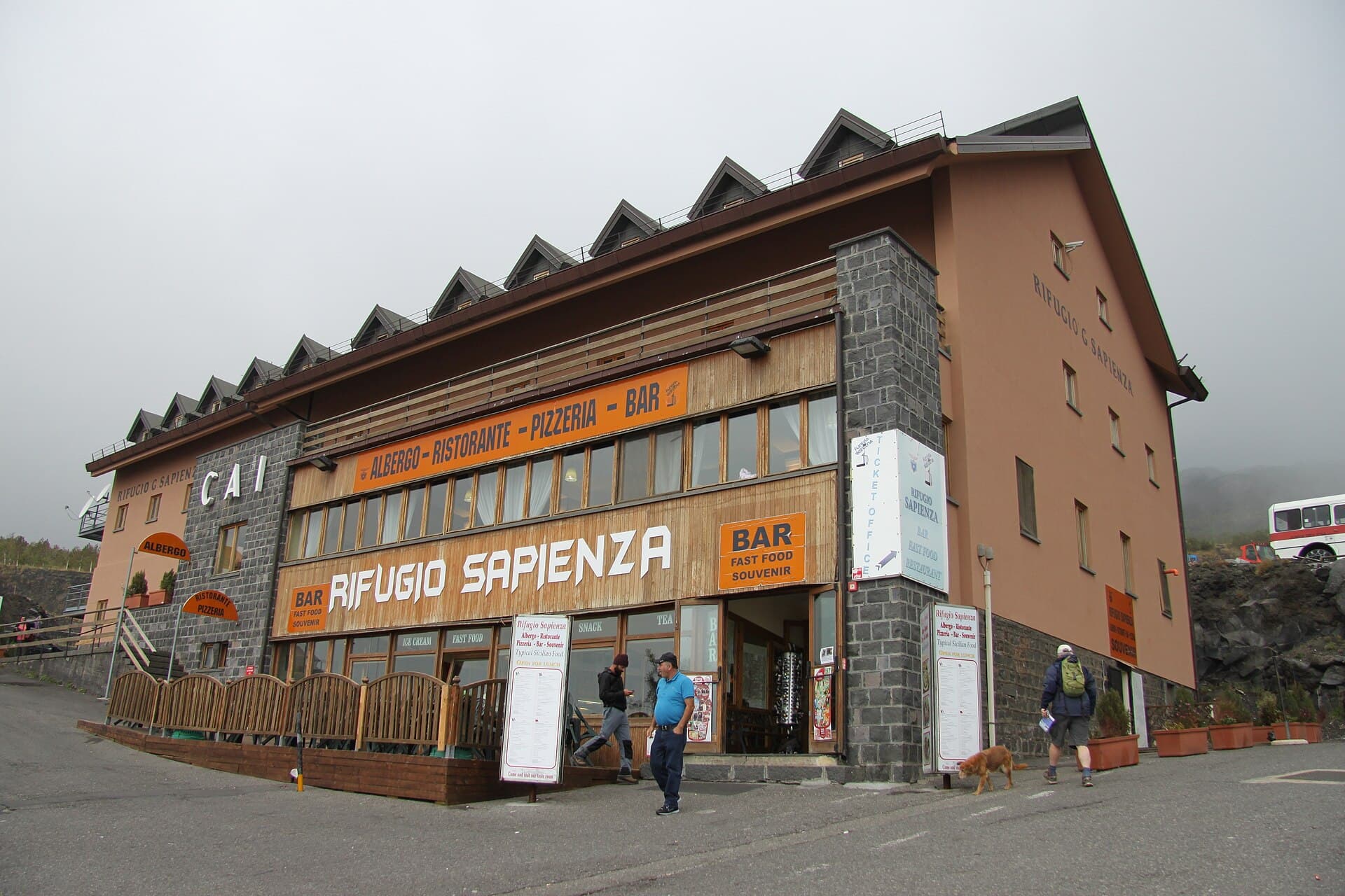 Rifugio Giovannino Sapienza (via Wikimedia Commons, CC BY 2.0)