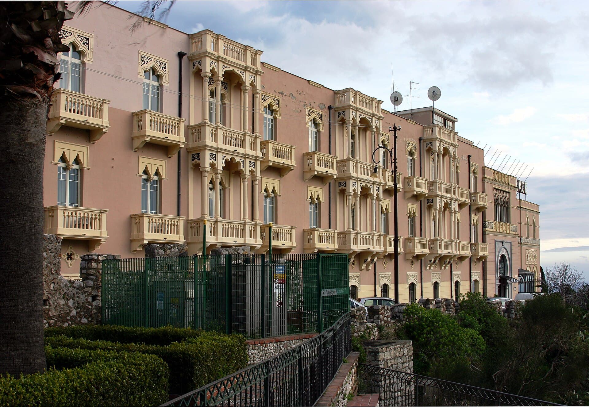 Hotel Excelsior Palace (via Wikimedia Commons, CC BY-SA 4.0)