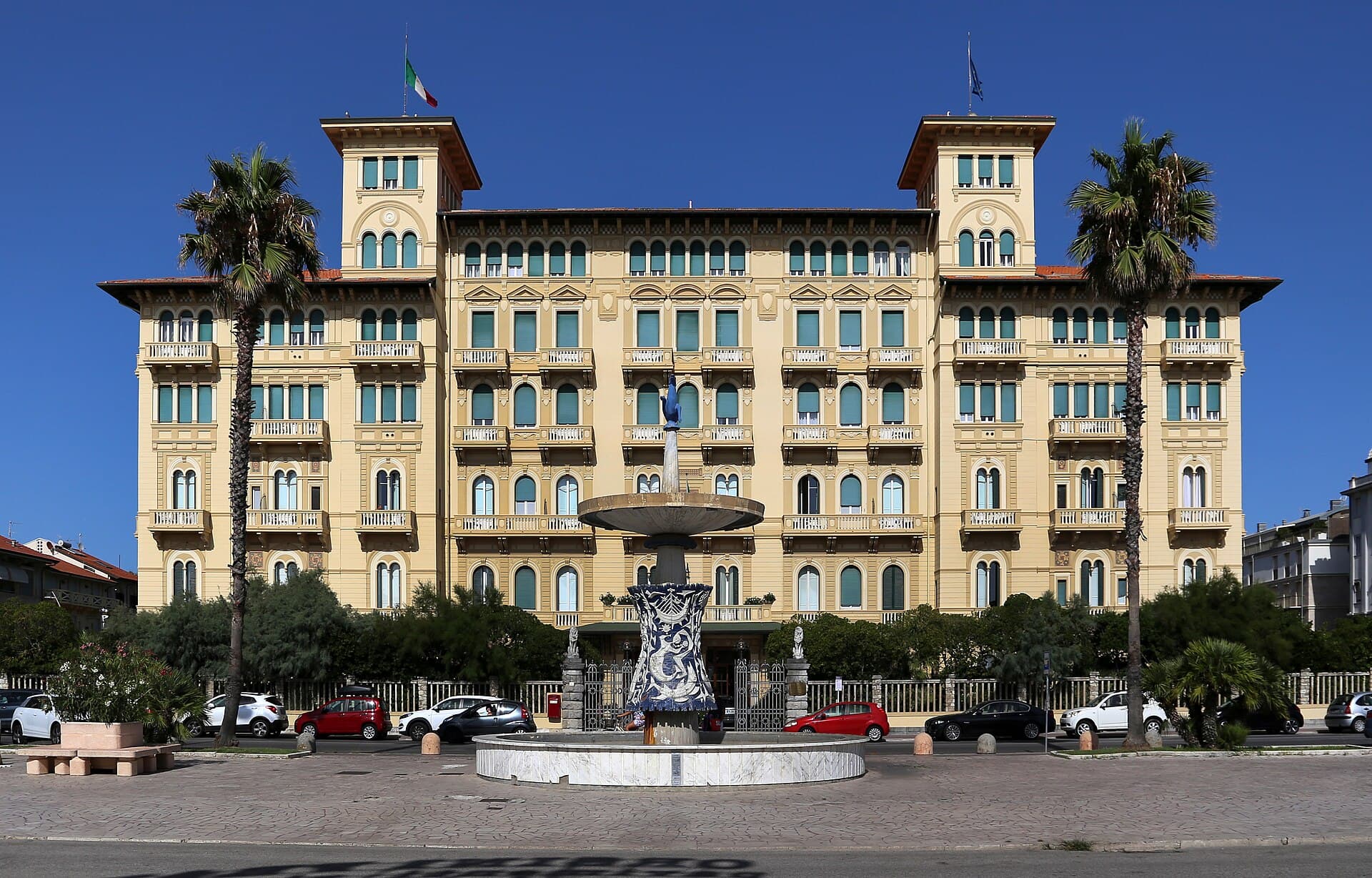 Grand Hotel Royal (via Wikimedia Commons, CC BY 3.0)