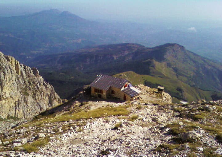 Rifugio Carlo Franchetti (via Wikimedia Commons, CC BY-SA 3.0)